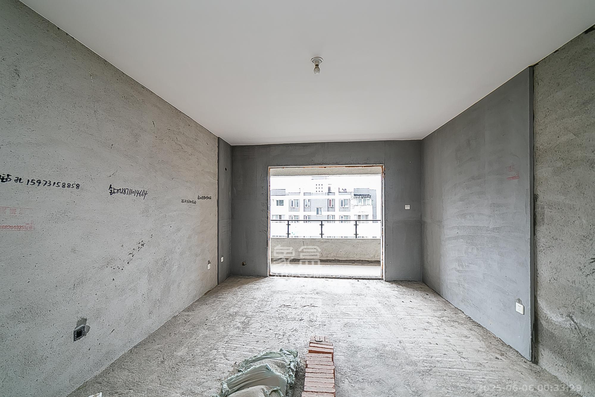 天鸿天府(天鸿中央大院) 4室2厅3卫 175.0万 天鸿天府(天鸿中央大院) 4室2厅3卫 175.0万客厅