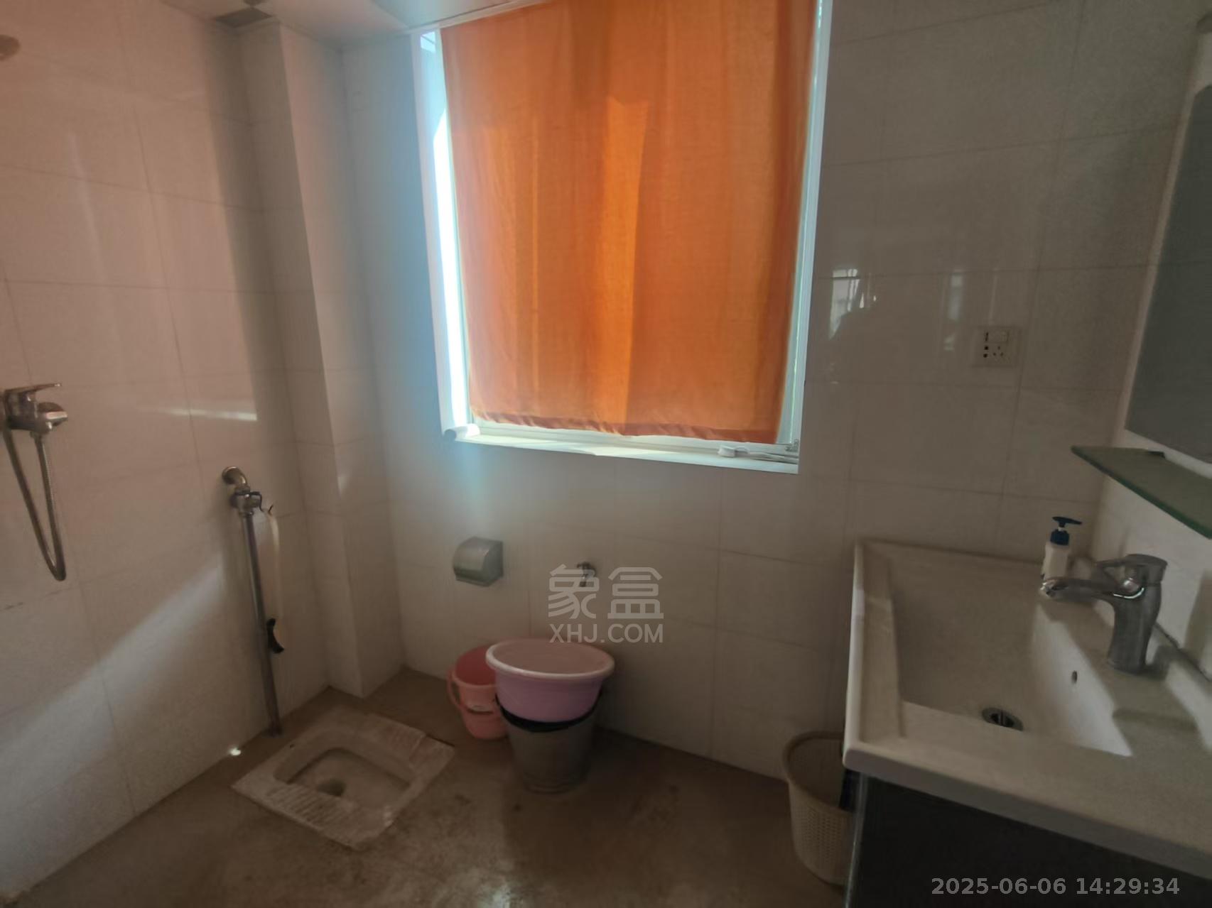 湘银小区 4室2厅2卫 1800.0元/月 湘银小区 4室2厅2卫 1800.0元/月室内图