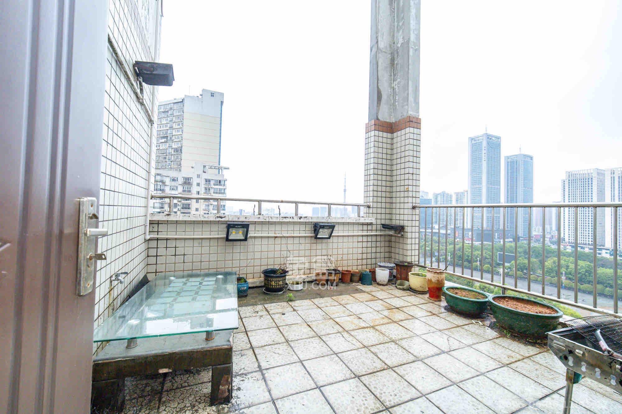 晶华美地  5室2厅4卫   3200.00元/月室内图