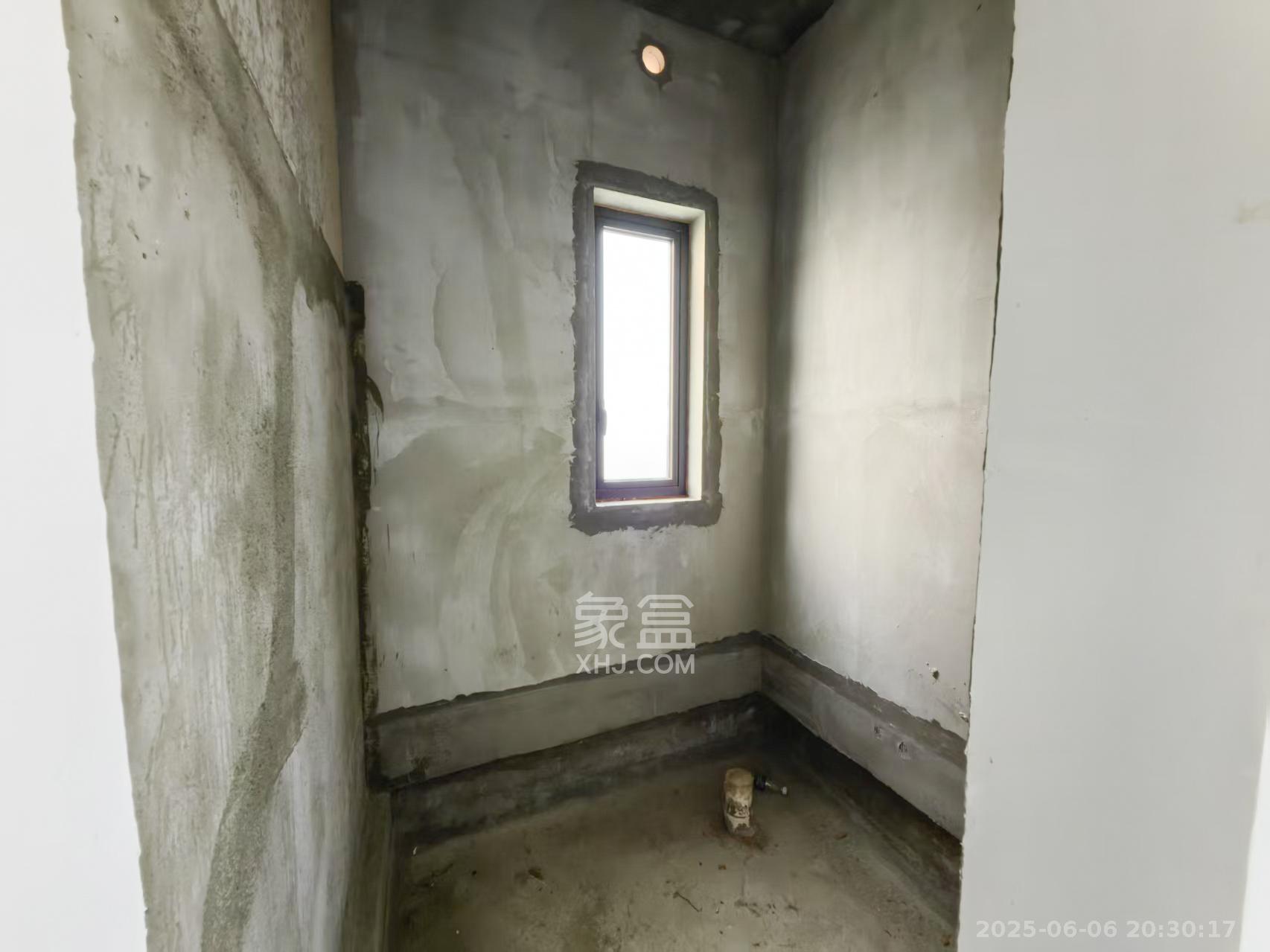 雅居乐依云小镇  5室2厅3卫   268.00万卫生间