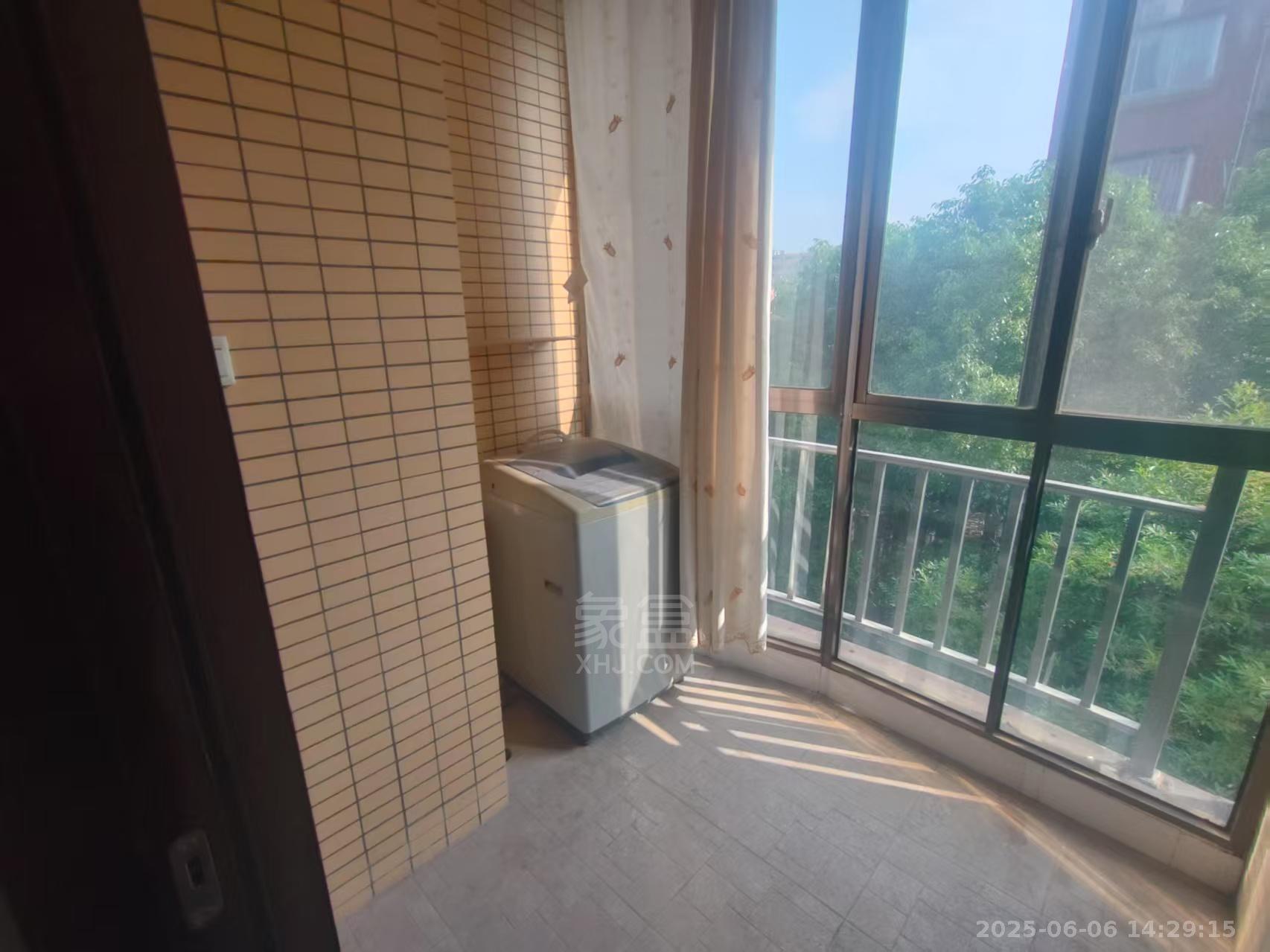 湘银小区  4室2厅2卫    1800.0元/月