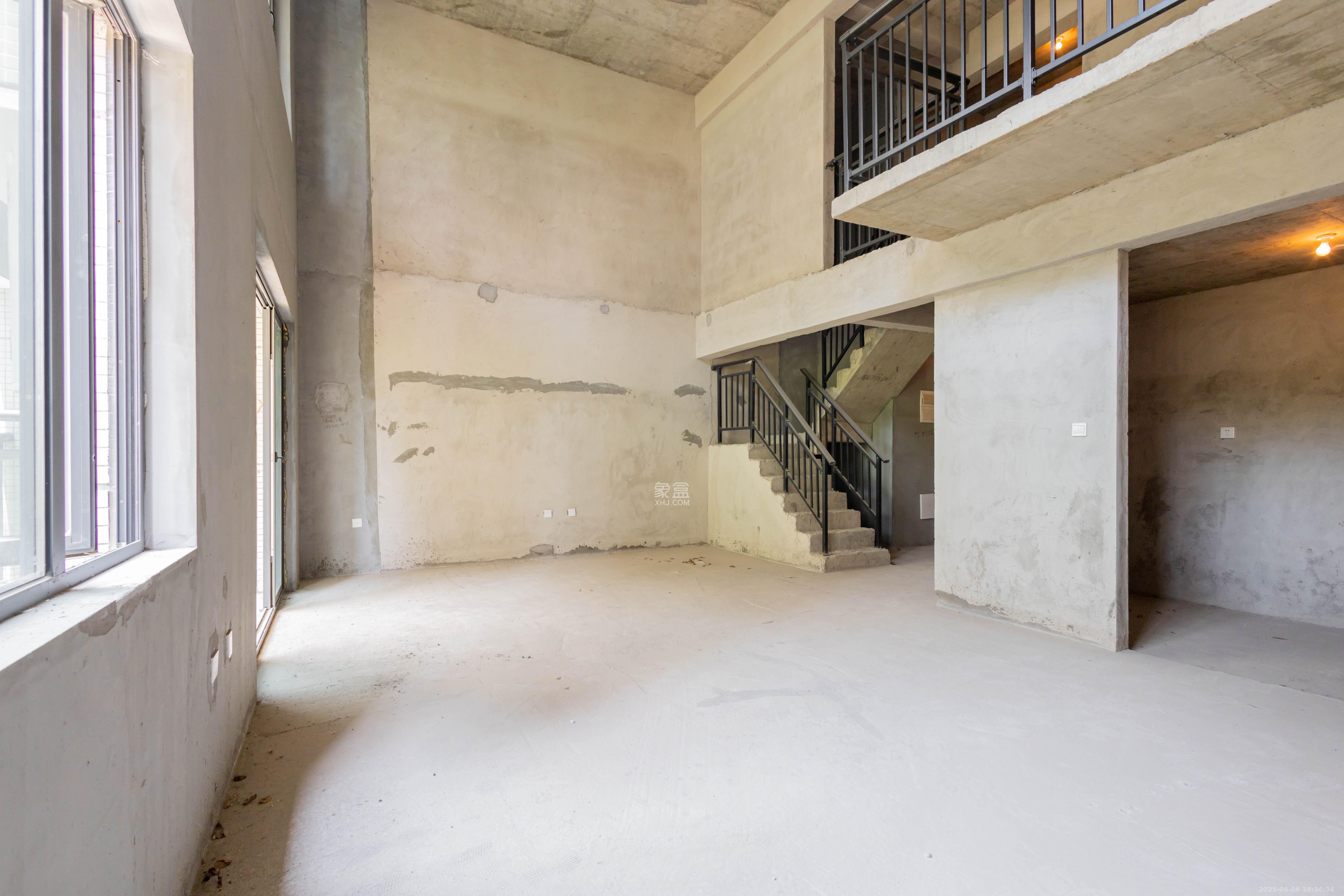 敏捷珑玥府 5室2厅2卫 140.0万 敏捷珑玥府 5室2厅2卫 140.0万客厅