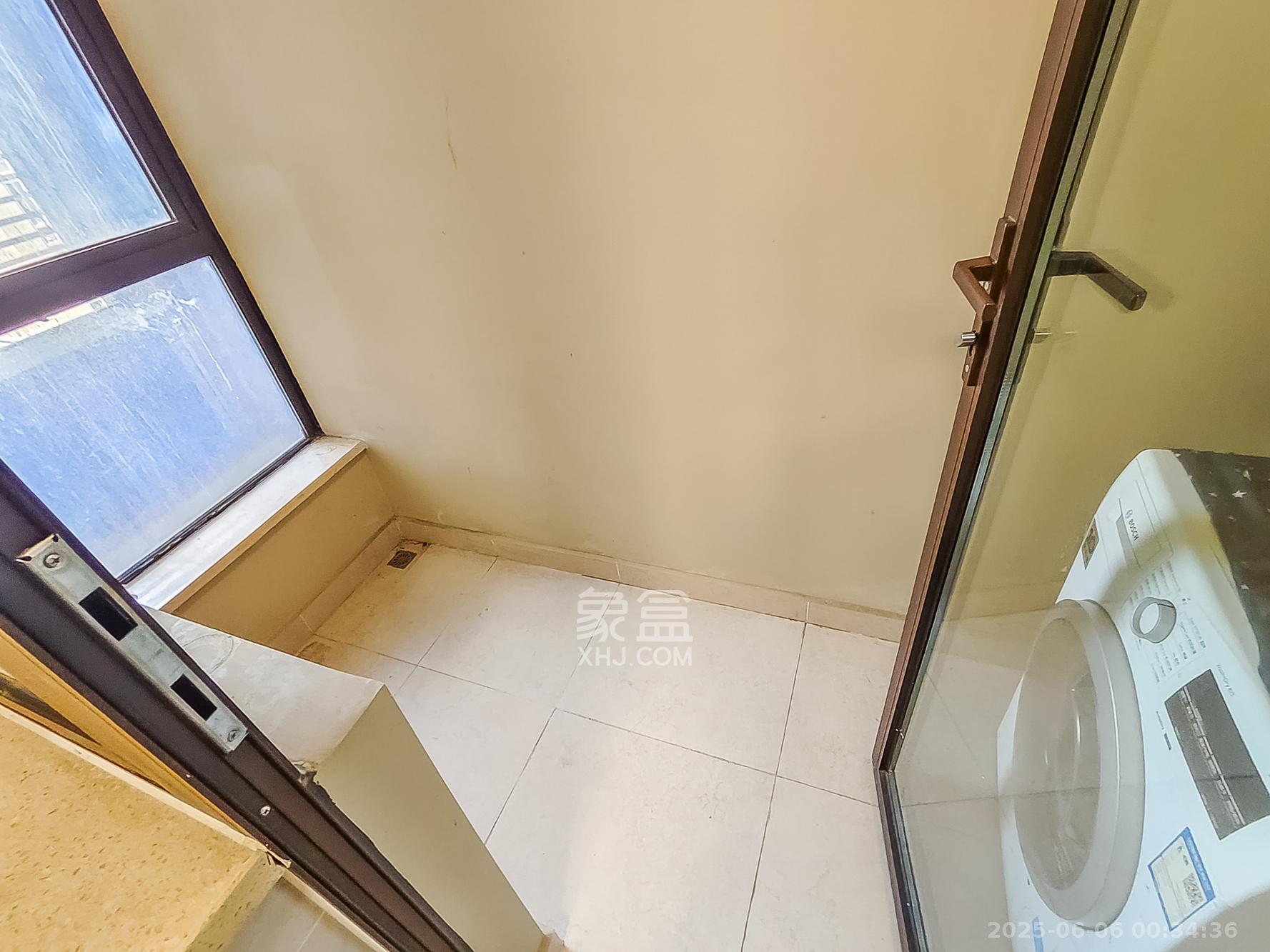 万科紫台  3室2厅1卫   258.00万阳台