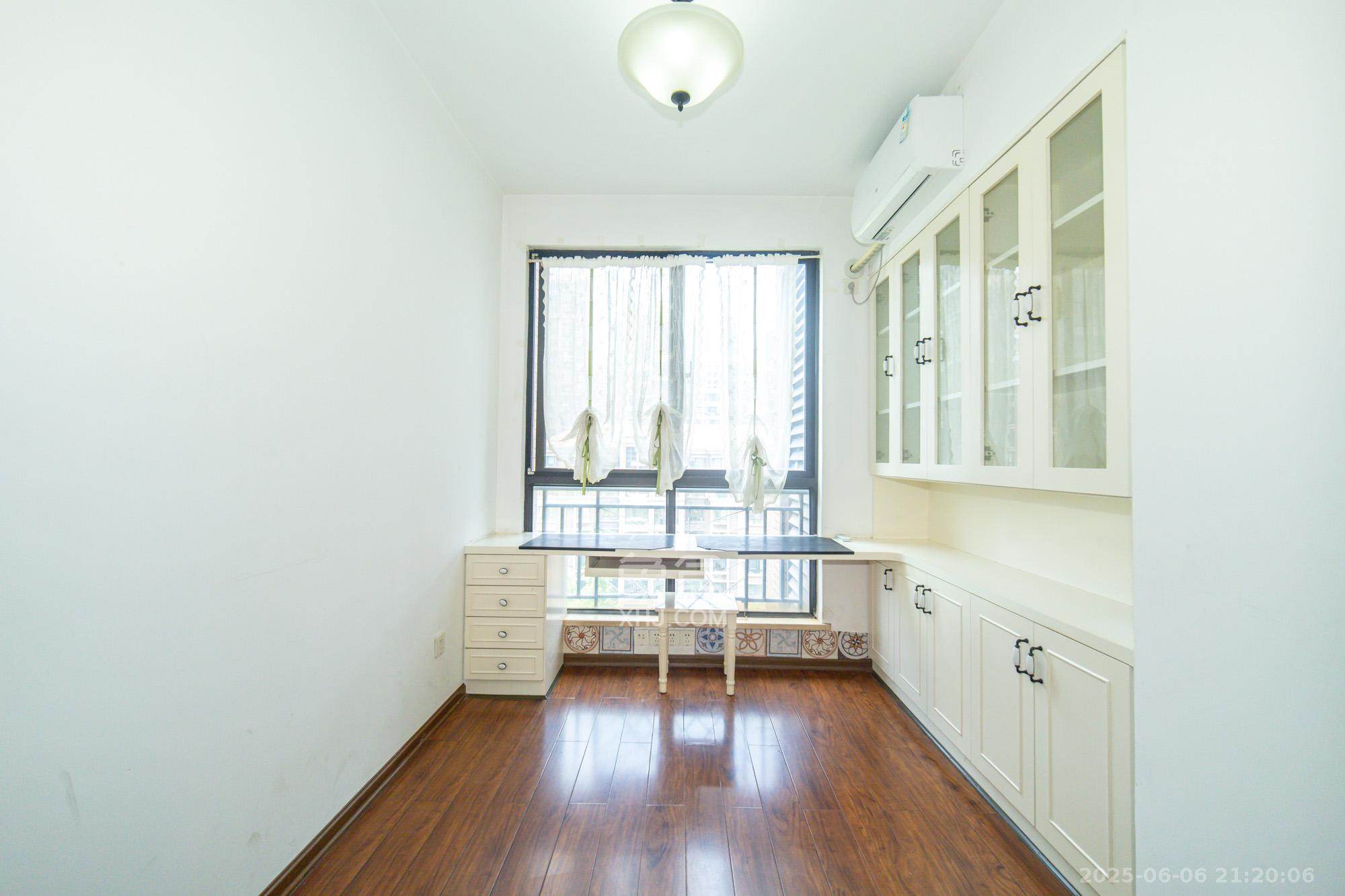 华润凤凰城一期 3室2厅1卫 69.8万 华润凤凰城一期 3室2厅1卫 69.8万卧室