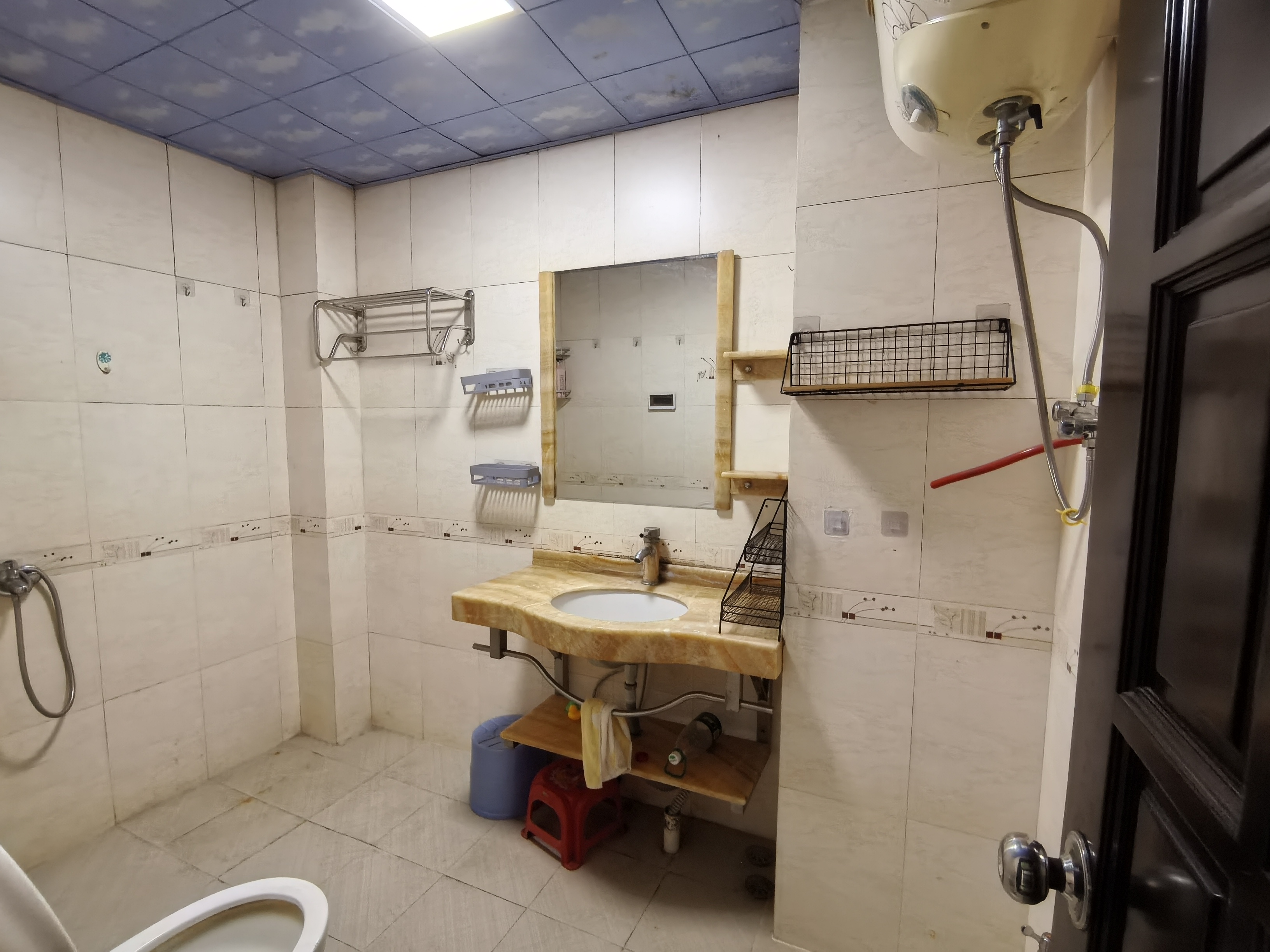 绿色佳园  3室2厅2卫   2300.00元/月室内图