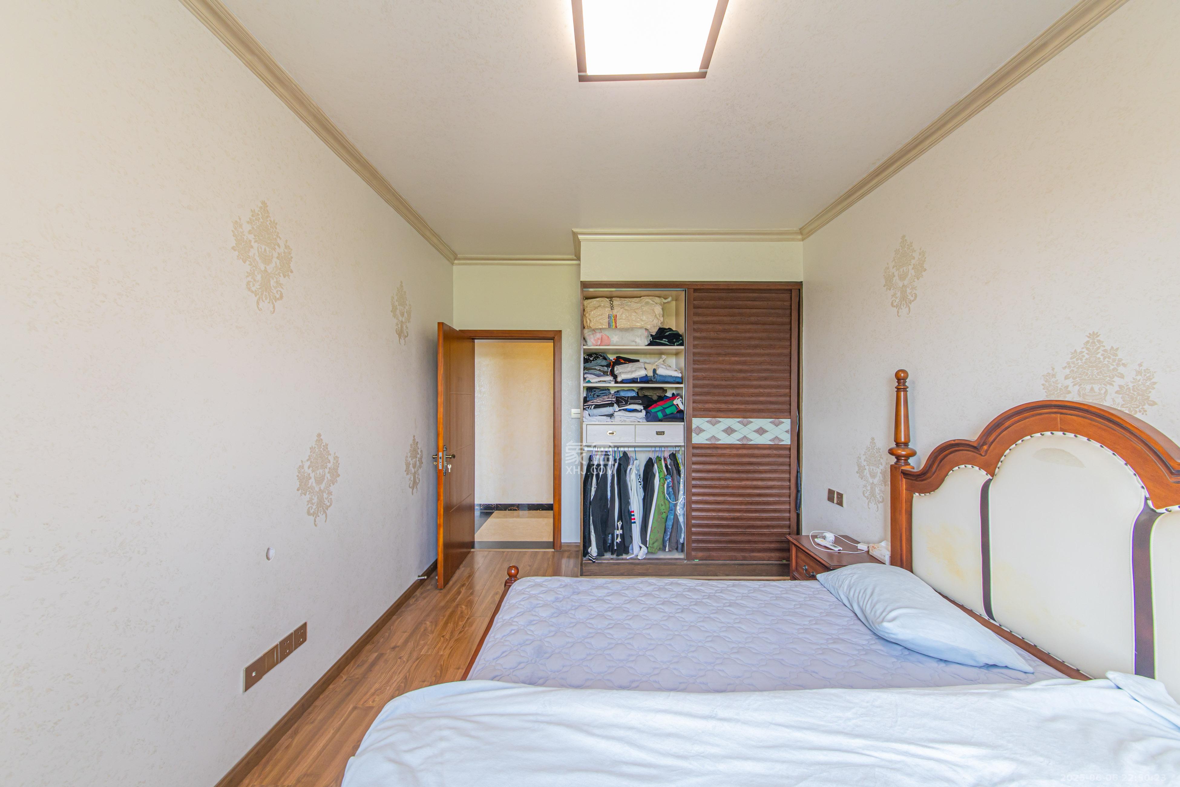 北辰中央公园A区 3室2厅2卫 165.0万 北辰中央公园A区 3室2厅2卫 165.0万卧室