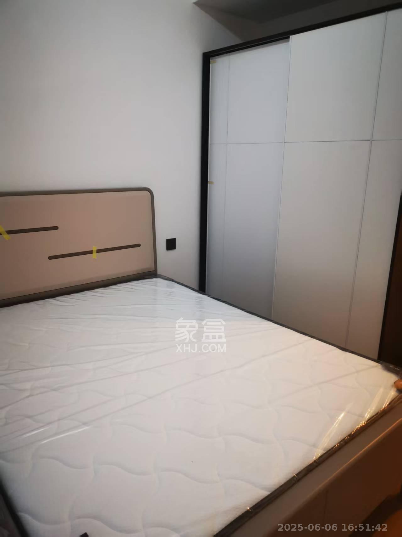 绿地V岛  4室2厅2卫   4300.00元/月室内图