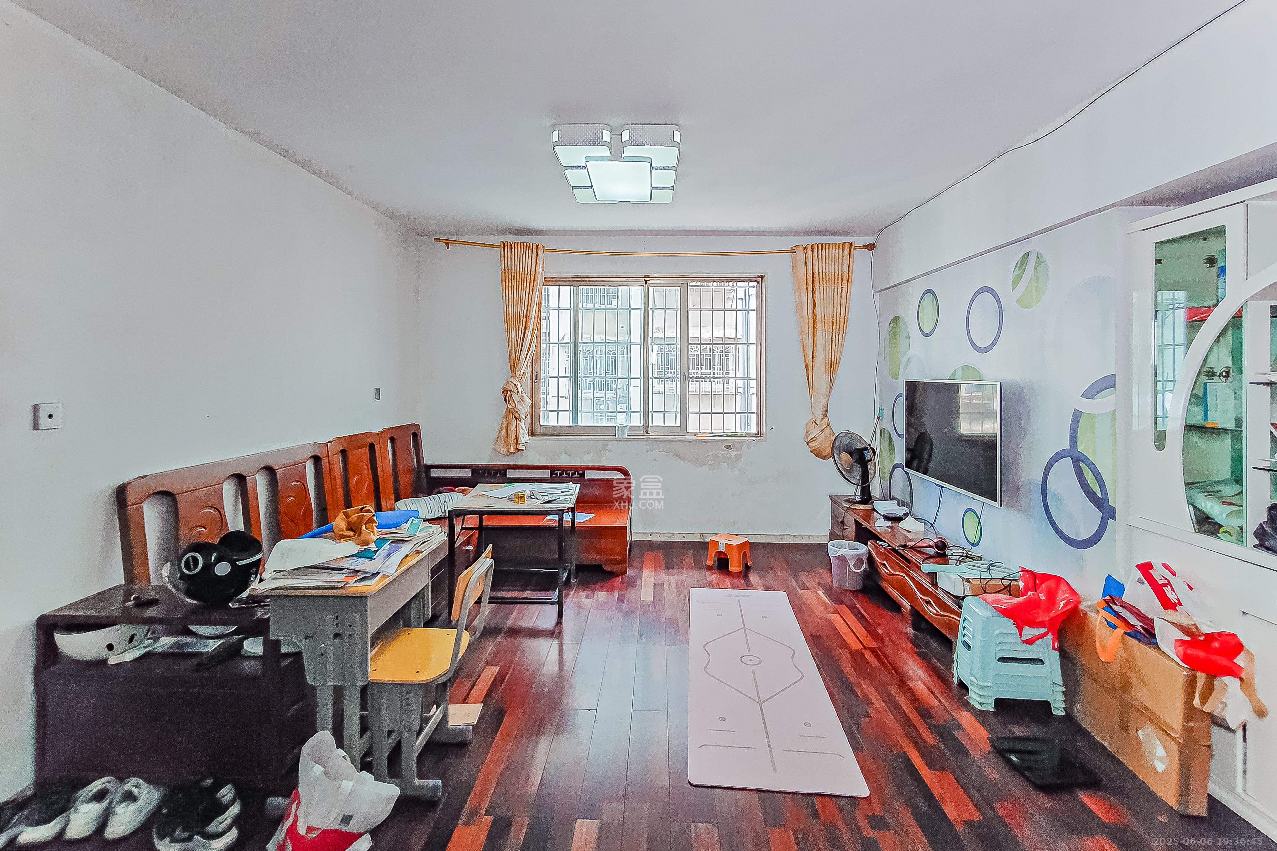 金泰小区  3室2厅1卫    76.8万 金泰小区  3室2厅1卫    76.8万客厅