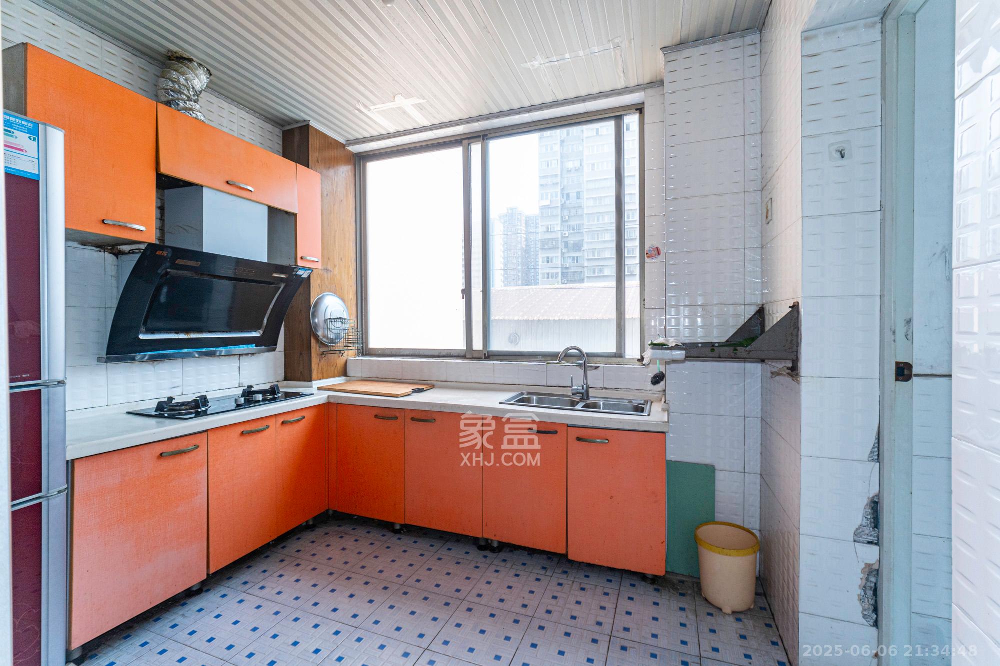 阳光丽景  3室2厅1卫    69.8万 阳光丽景  3室2厅1卫    69.8万厨房