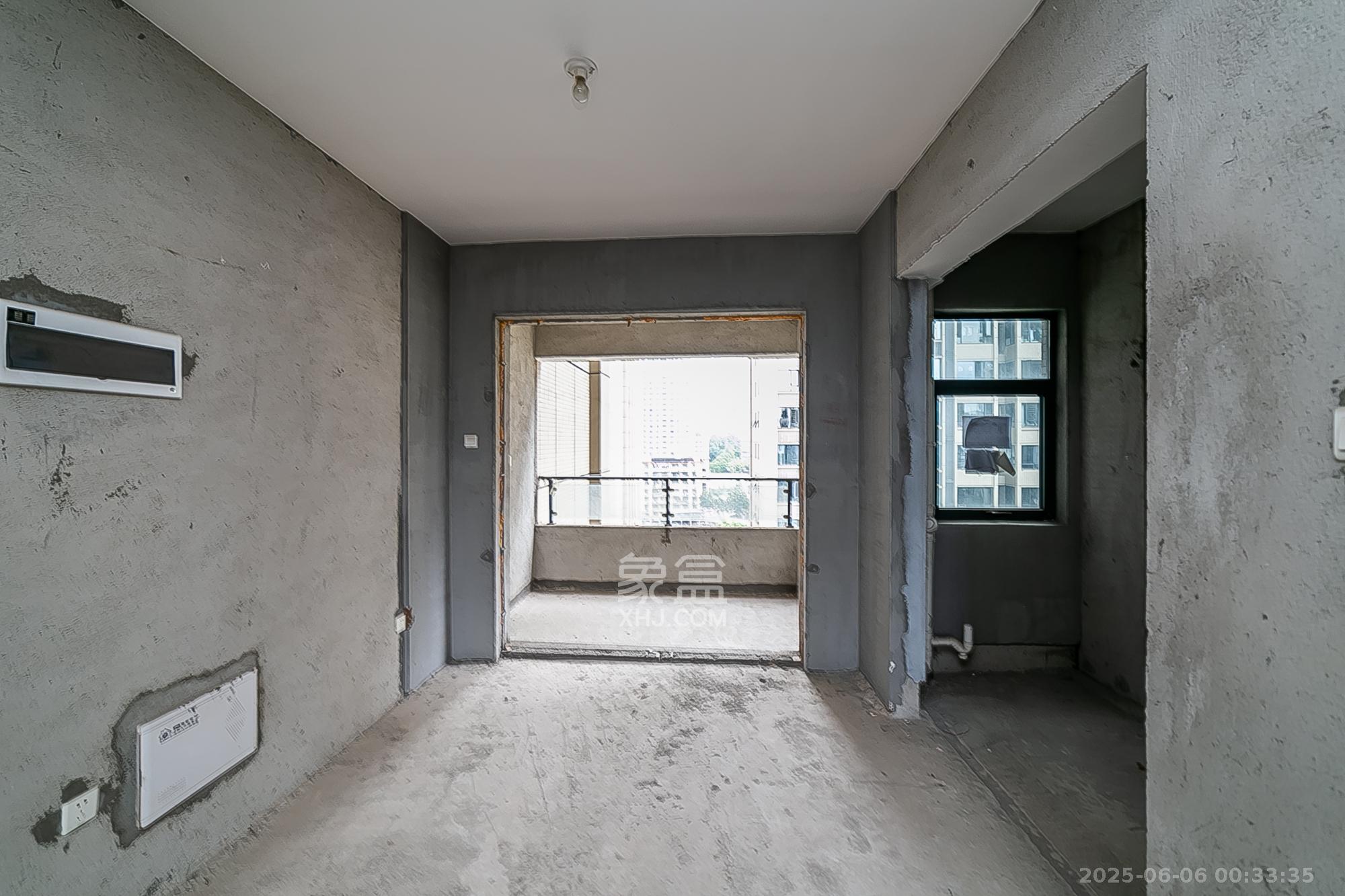 天鸿天府(天鸿中央大院) 4室2厅3卫 175.0万 天鸿天府(天鸿中央大院) 4室2厅3卫 175.0万客厅