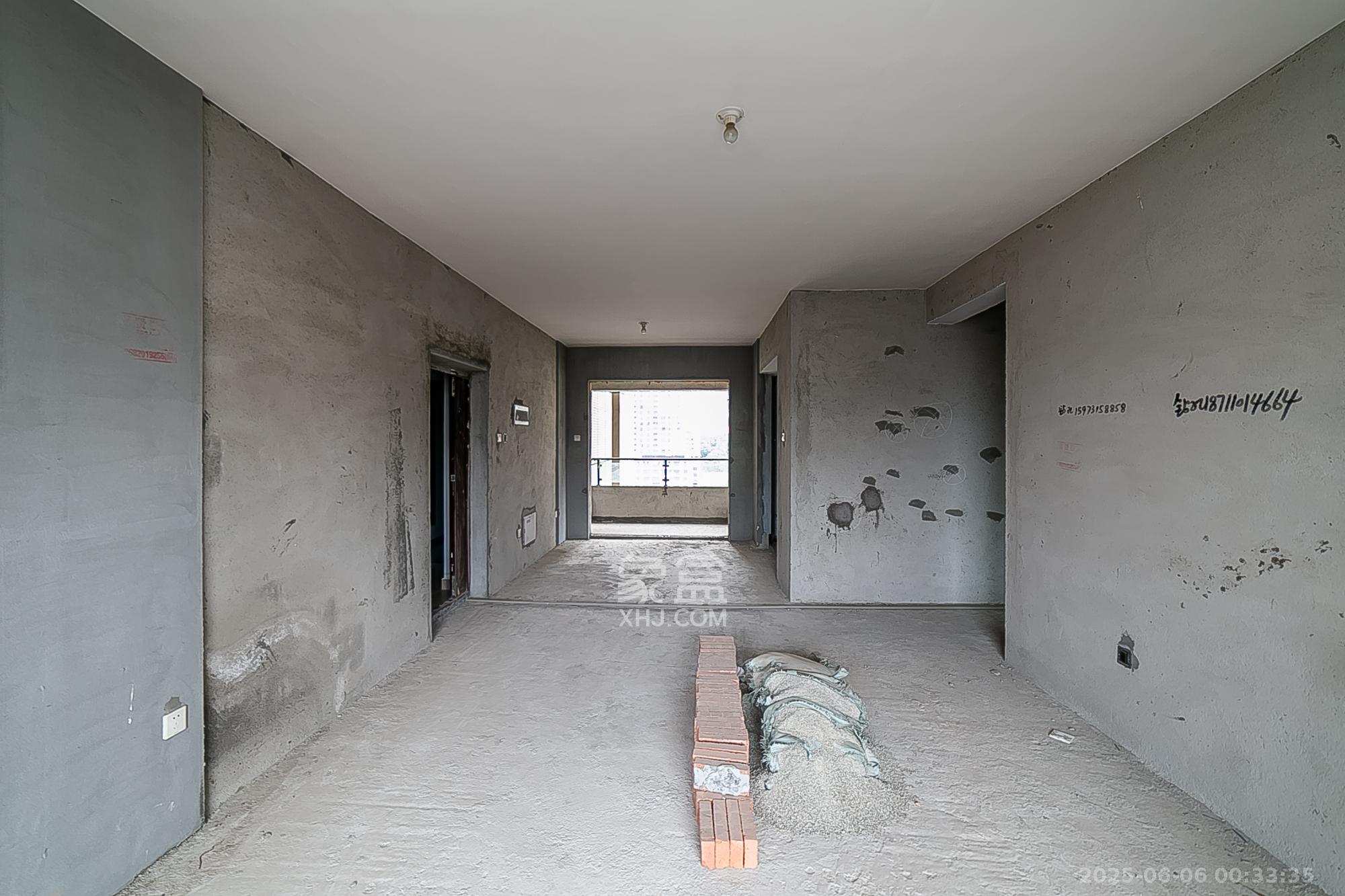 天鸿天府(天鸿中央大院) 4室2厅3卫 175.0万 天鸿天府(天鸿中央大院) 4室2厅3卫 175.0万客厅