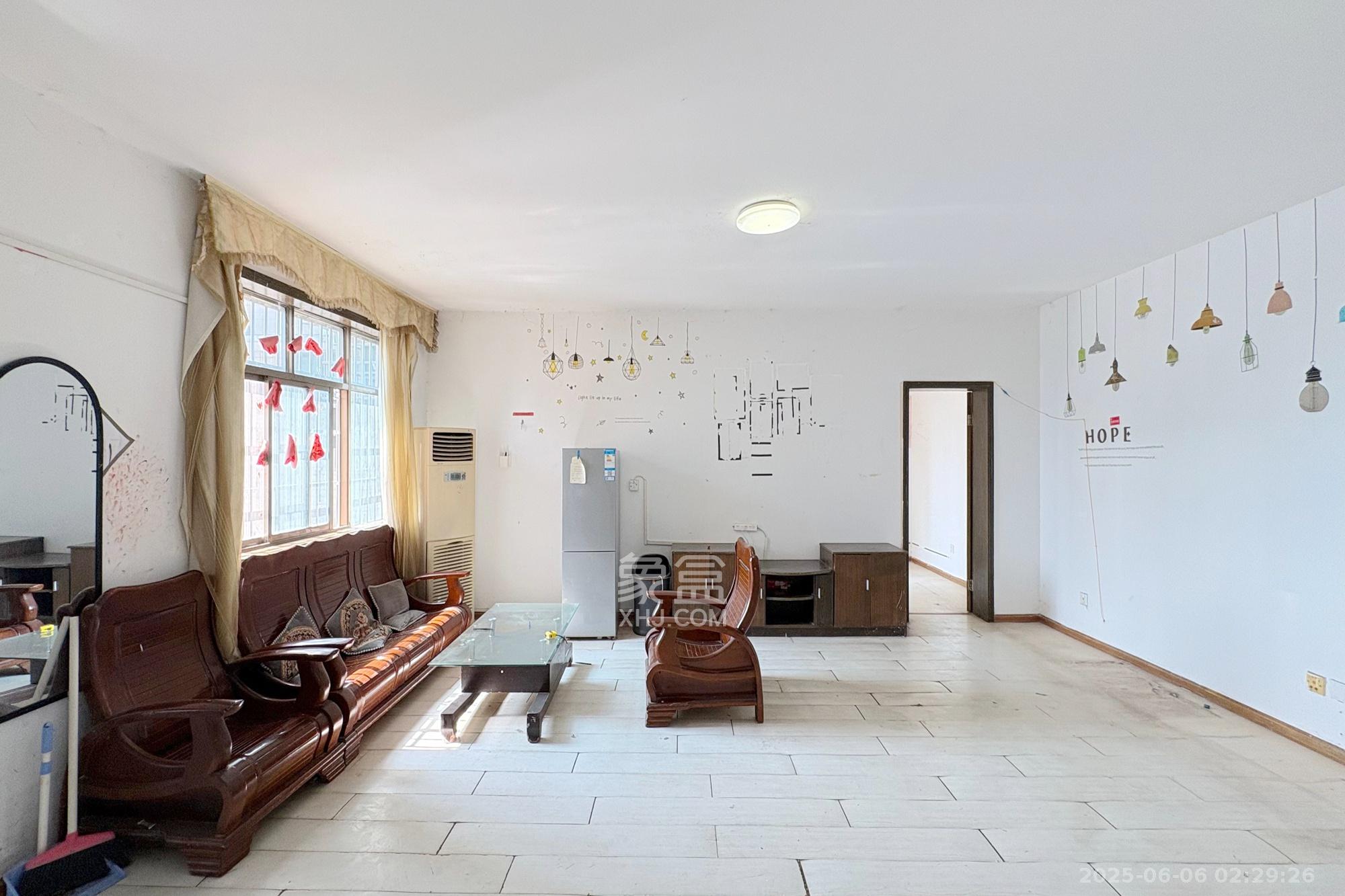 王府井公寓（福源公寓）  3室2厅1卫    200.0万客厅