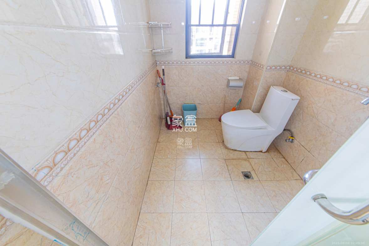 中建芙蓉嘉苑 3室2厅1卫 82.0万 中建芙蓉嘉苑 3室2厅1卫 82.0万卫生间