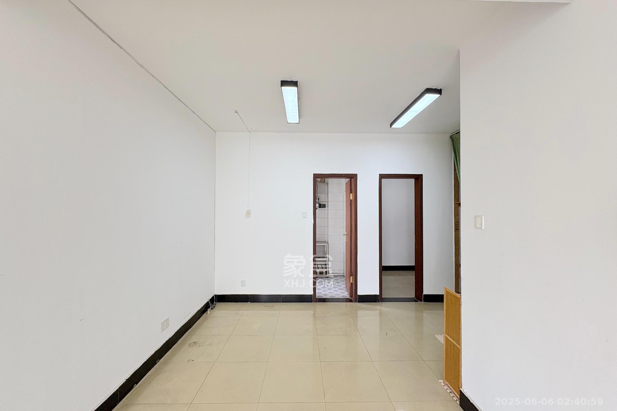 五一华府 4室2厅2卫 168.0万 五一华府 4室2厅2卫 168.0万客厅