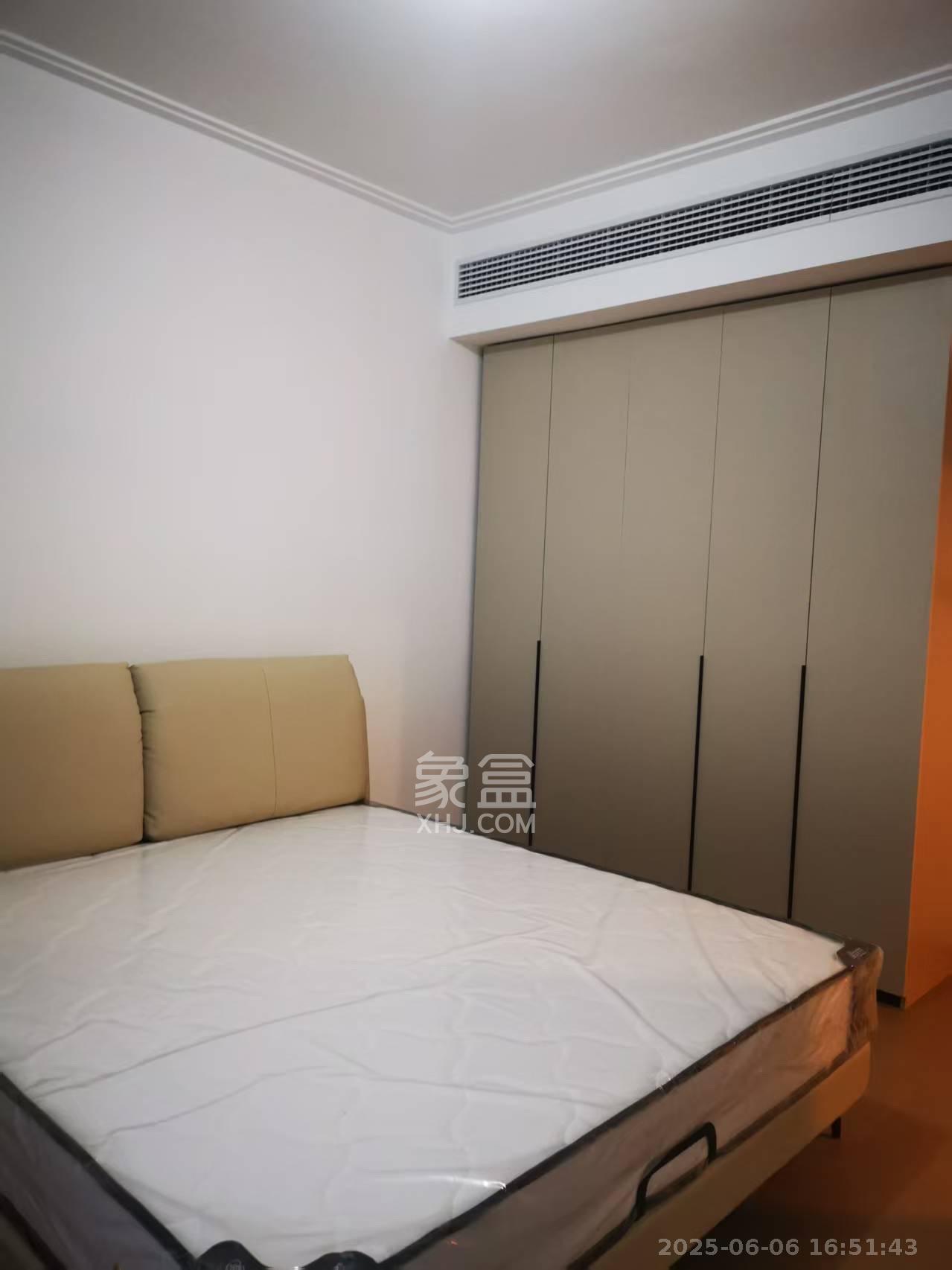 绿地V岛  4室2厅2卫   4300.00元/月室内图