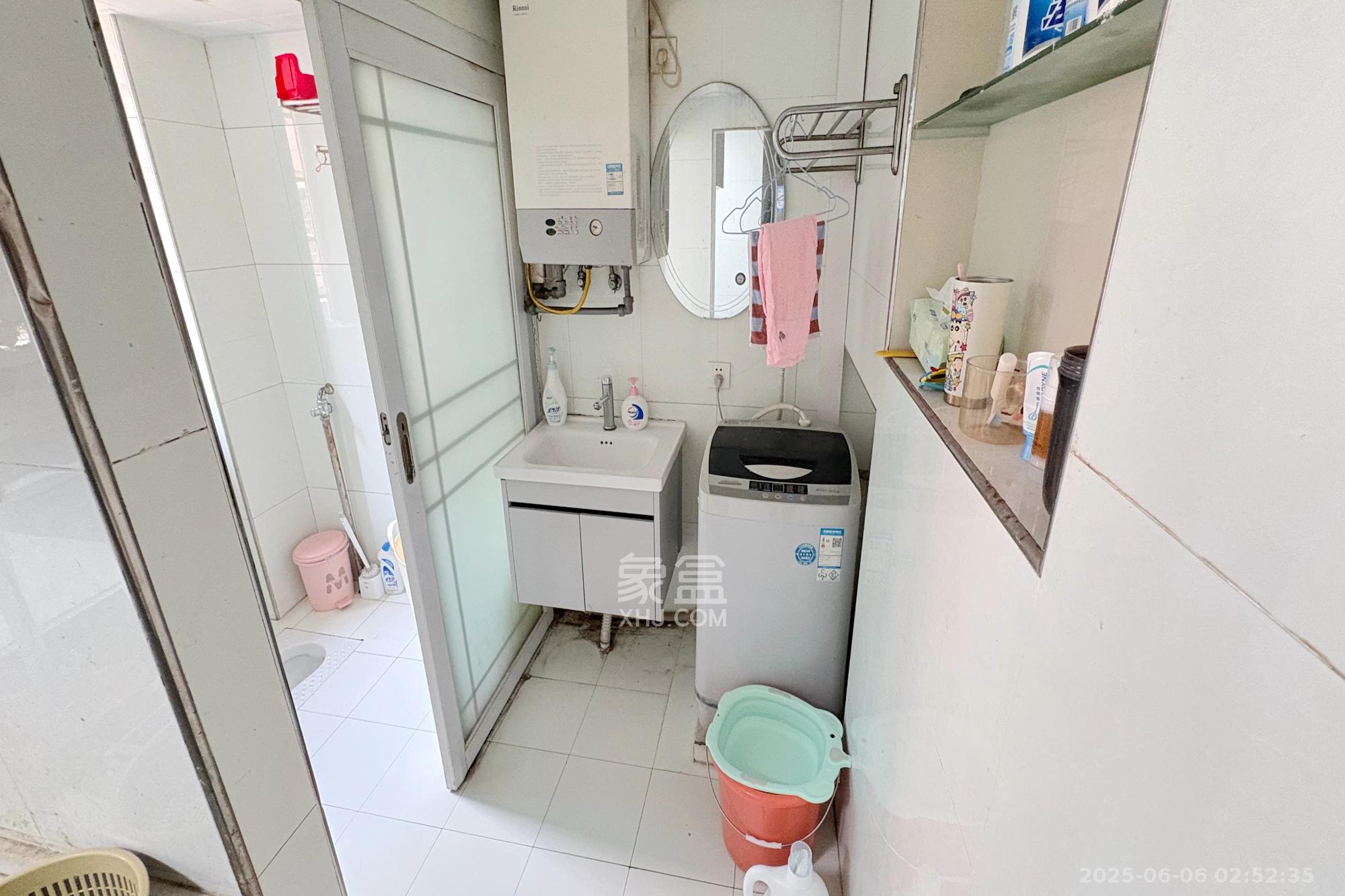 凤凰大厦  5室2厅2卫   128.00万卫生间