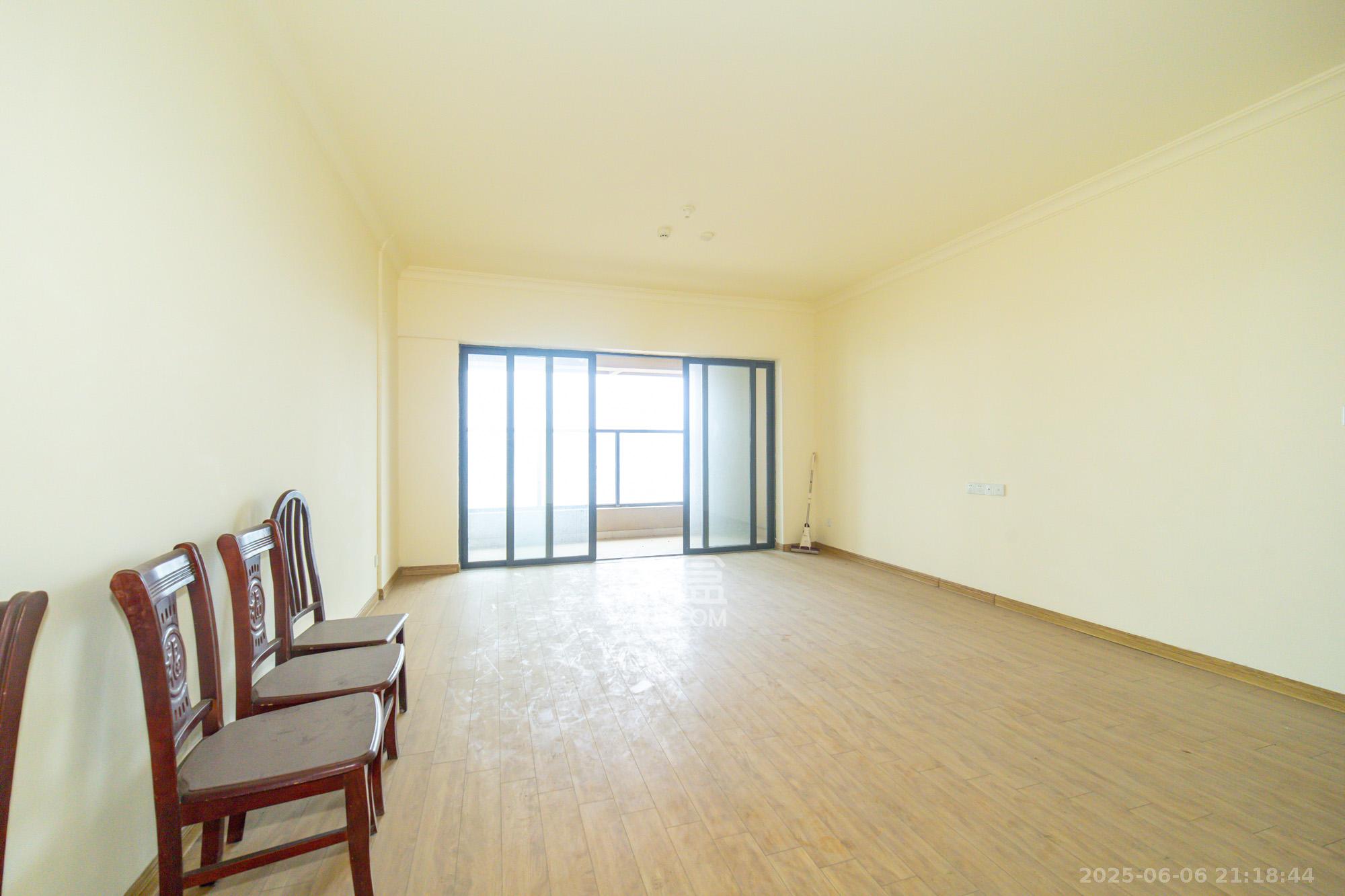 碧桂园威尼斯城 4室2厅2卫 149.88万 碧桂园威尼斯城 4室2厅2卫 149.88万客厅