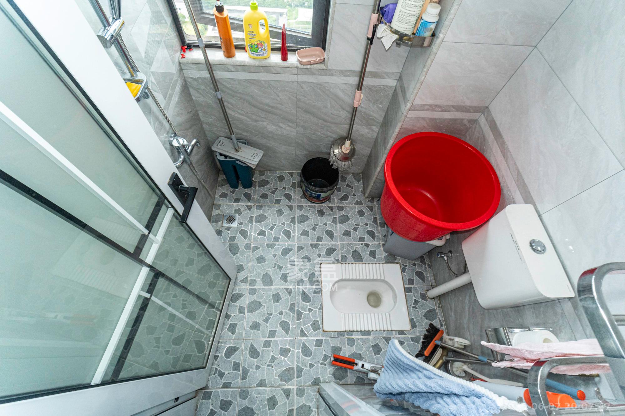 星湖湾二期高层  3室2厅2卫    72.0万卫生间