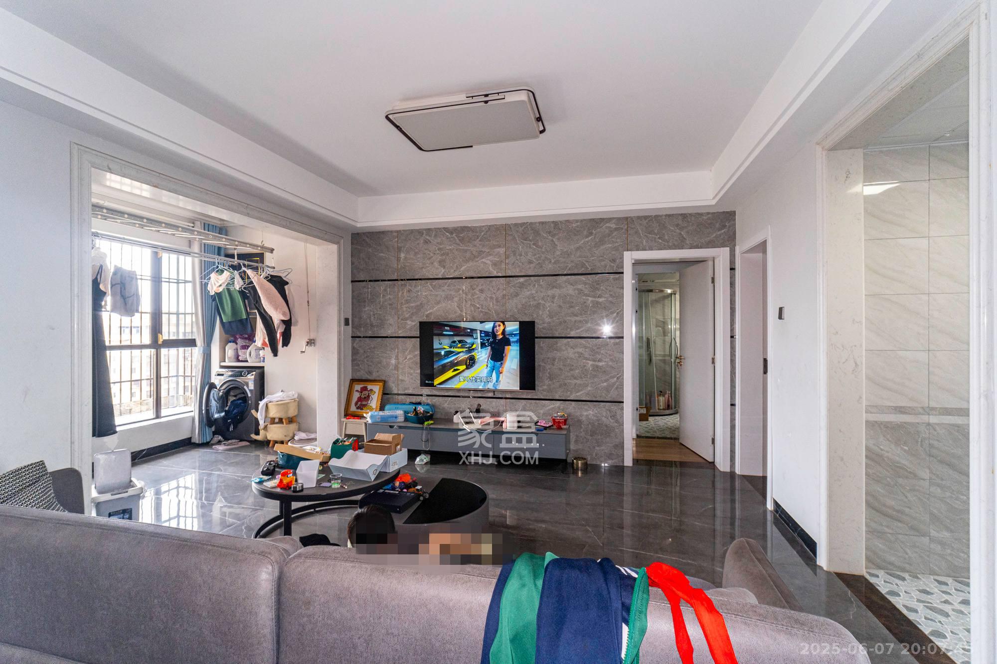 星湖湾二期高层  3室2厅2卫    72.0万客厅