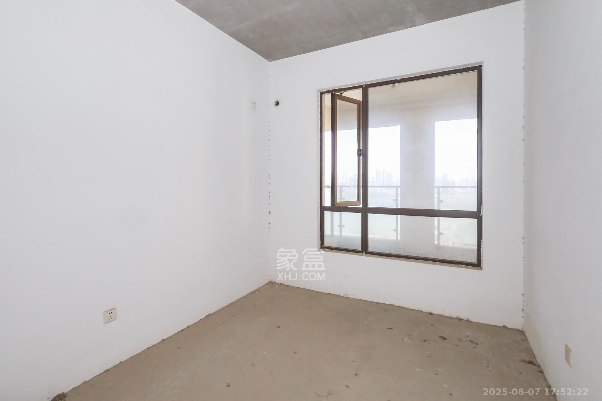 南山雍江汇(滨江国际新城) 3室2厅2卫 198.0万 南山雍江汇(滨江国际新城) 3室2厅2卫 198.0万卧室