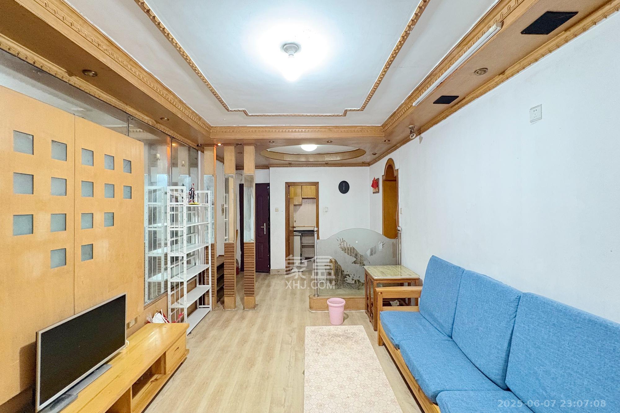 新富城  2室1厅1卫   65.00万客厅