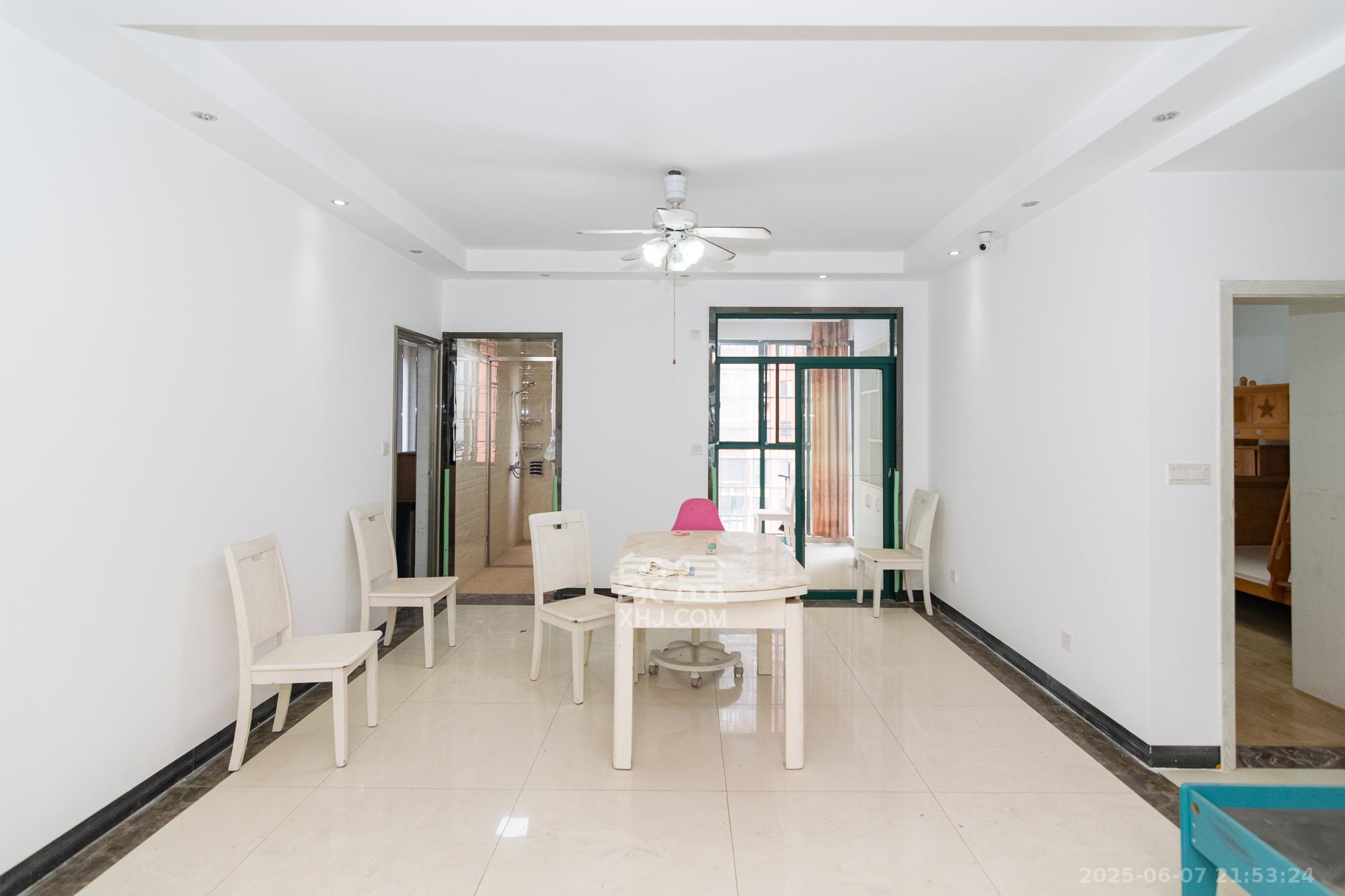 百合湖滨花园 4室2厅2卫 66.8万 百合湖滨花园 4室2厅2卫 66.8万客厅