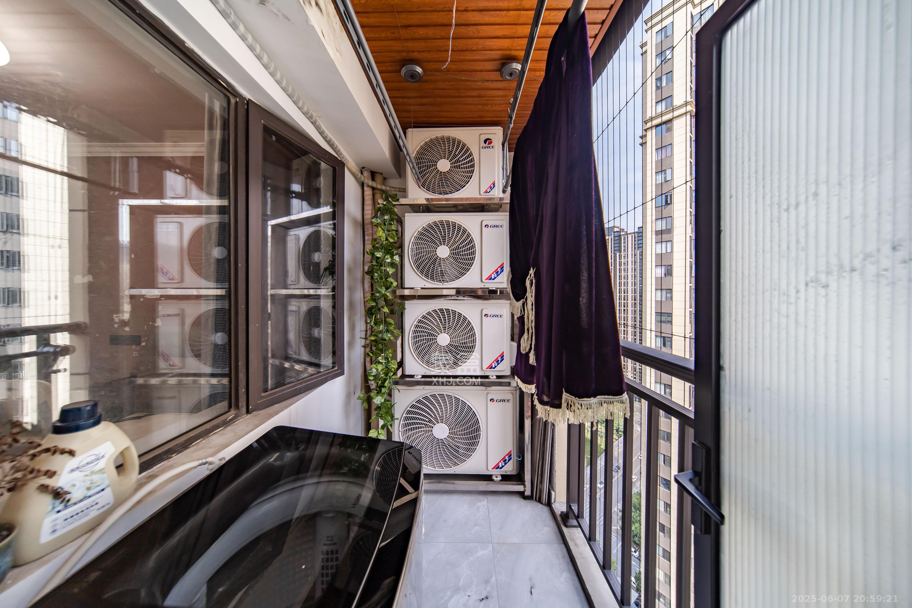 和泓梅溪四季 5室2厅2卫 239.0万 和泓梅溪四季 5室2厅2卫 239.0万阳台