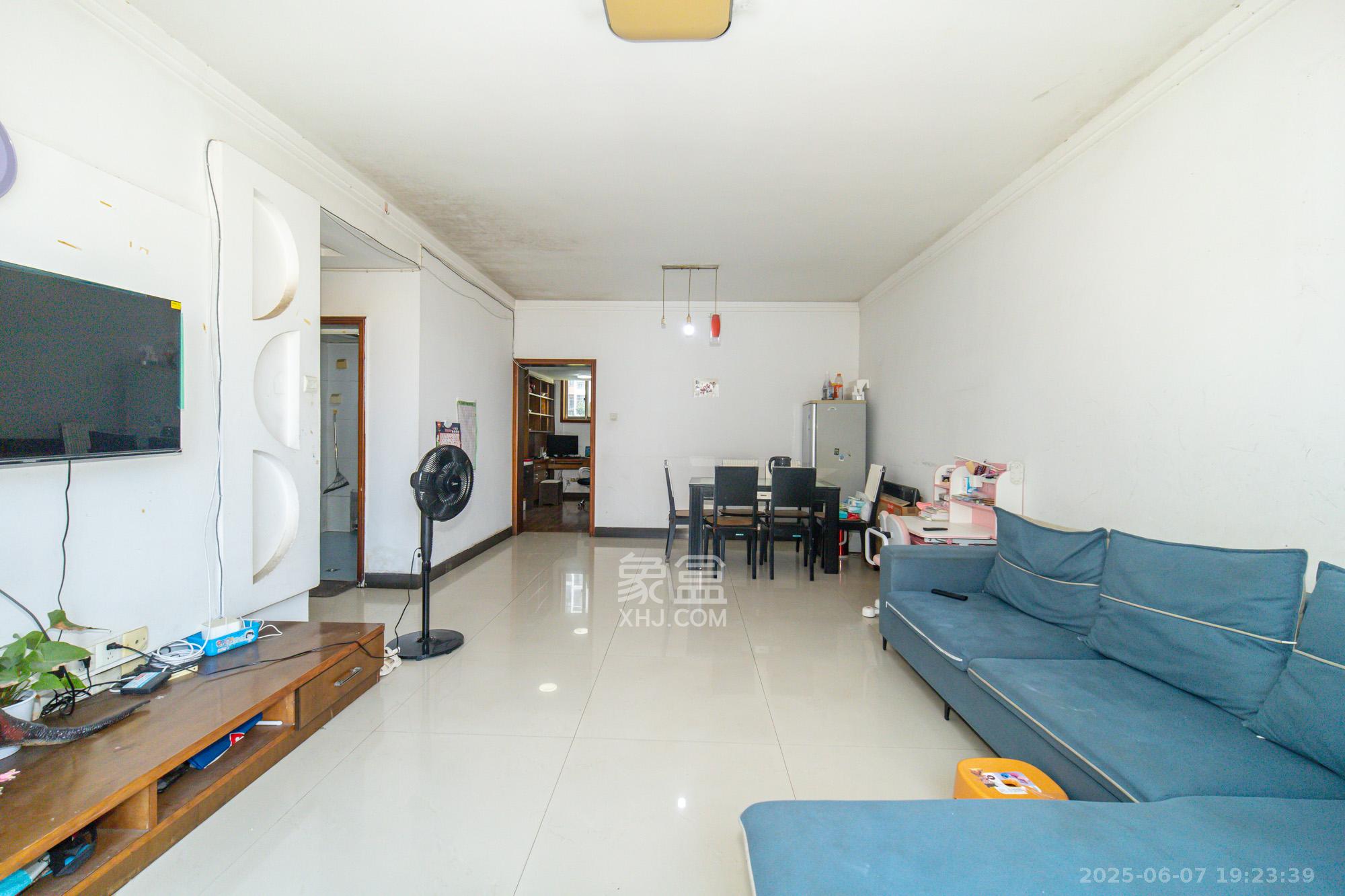 阳光丽景 3室2厅1卫 56.0万 阳光丽景 3室2厅1卫 56.0万客厅