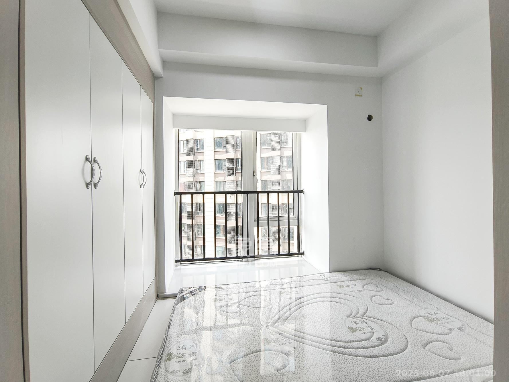 保利香槟国际  1室1厅1卫    24.0万 保利香槟国际  1室1厅1卫    24.0万卧室