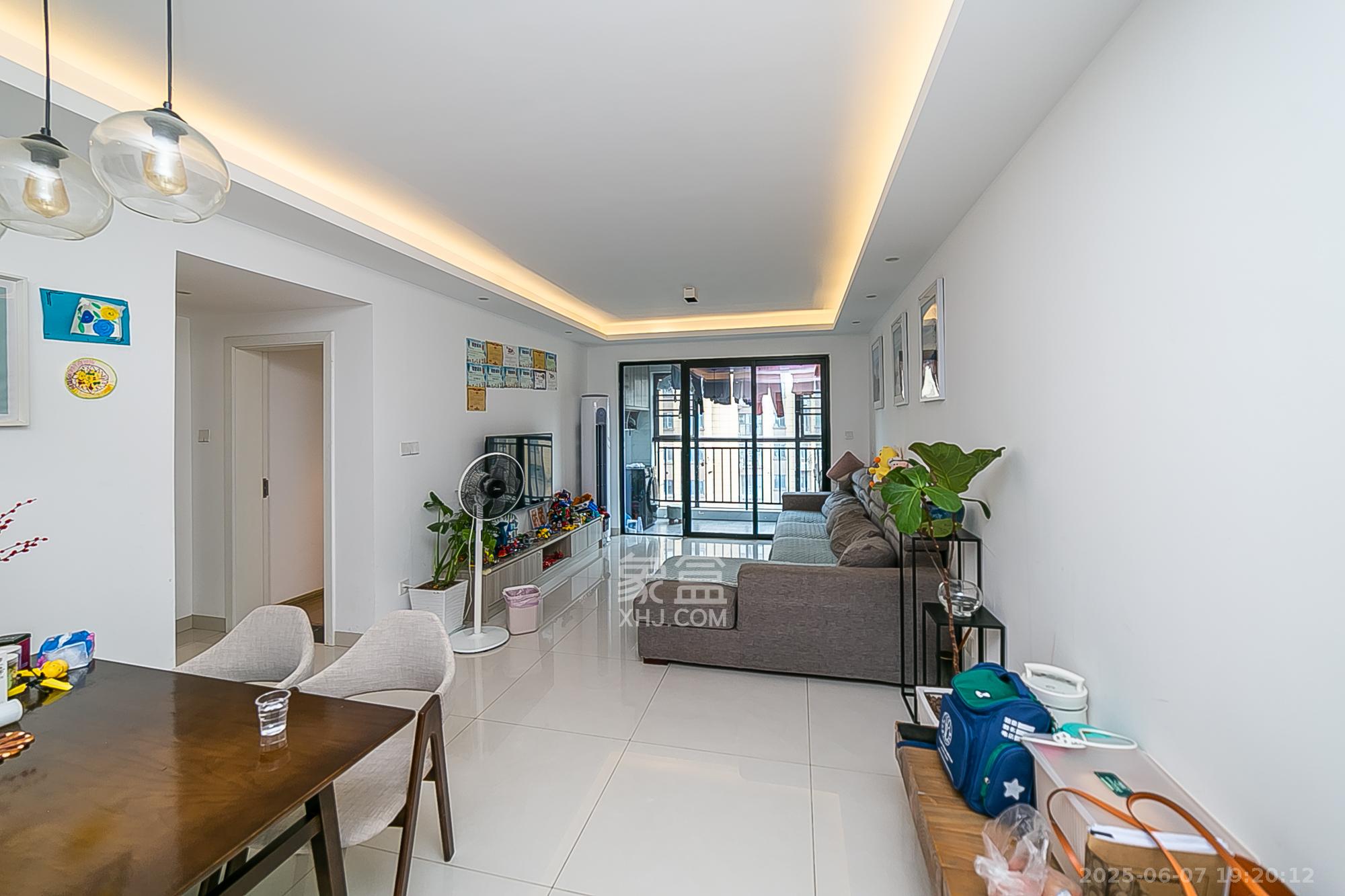 荣盛花语书苑  3室2厅1卫    95.0万 荣盛花语书苑  3室2厅1卫    95.0万客厅