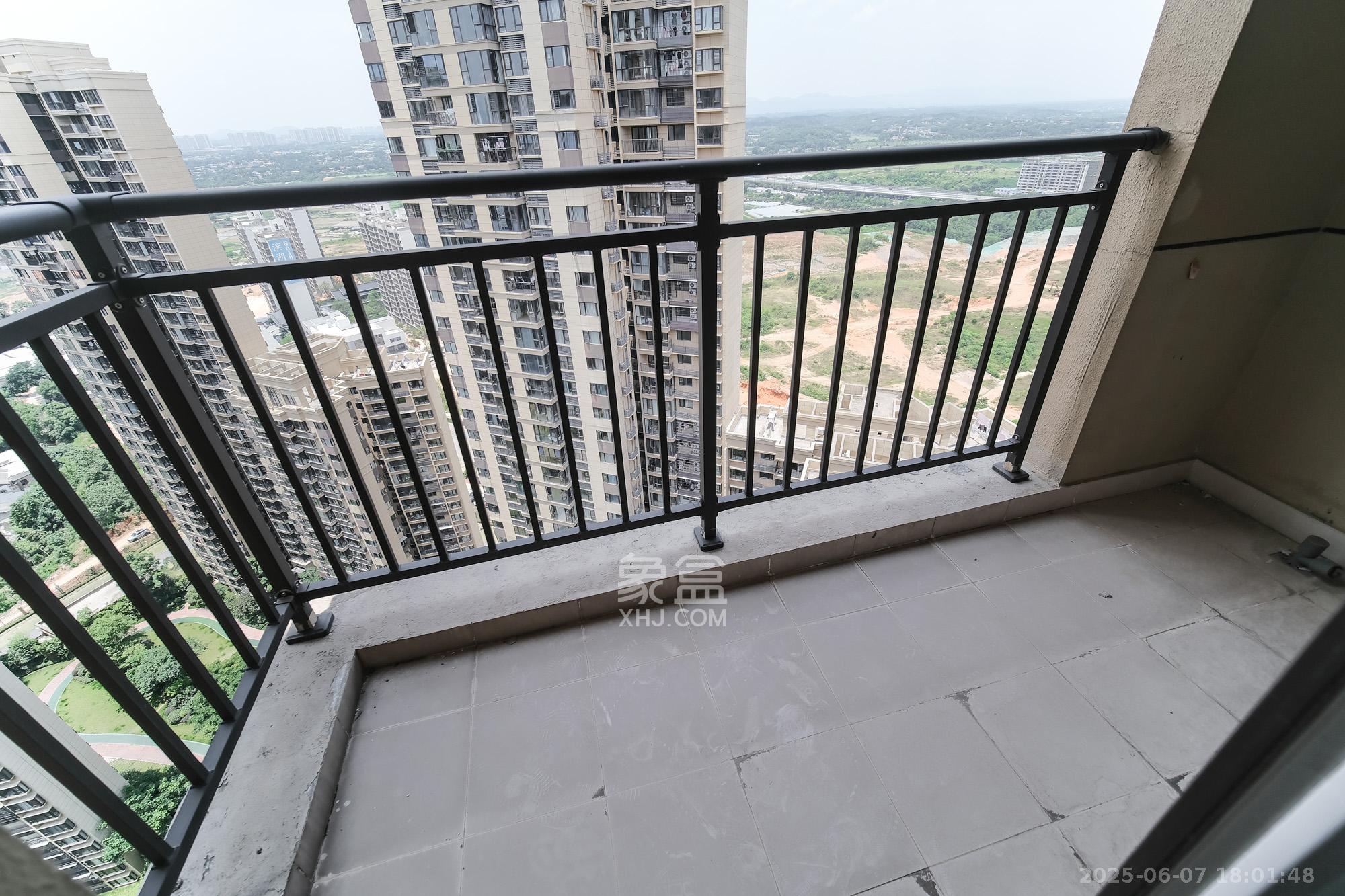 保利香槟国际 4室2厅2卫 110.0万 保利香槟国际 4室2厅2卫 110.0万阳台