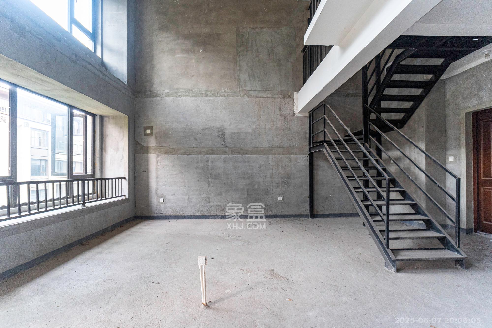 中交建发松雅院 5室4厅3卫 328.0万 中交建发松雅院 5室4厅3卫 328.0万客厅