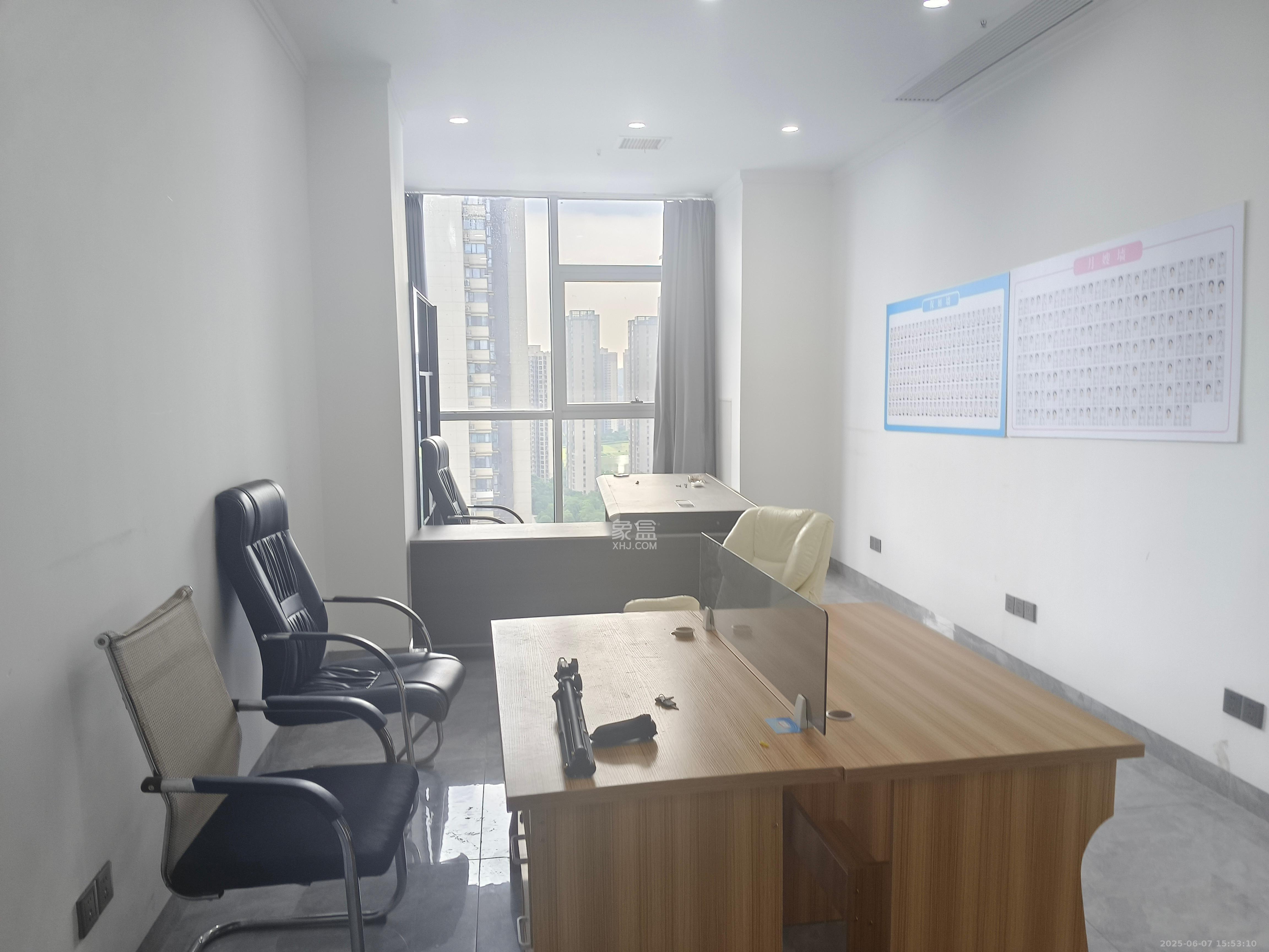 奥克斯滨仕花园(奥克斯洋湖广场/奥克斯中心) 1室0厅1卫 2100.0元/月 奥克斯滨仕花园(奥克斯洋湖广场/奥克斯中心) 1室0厅1卫 2100.0元/月室内图