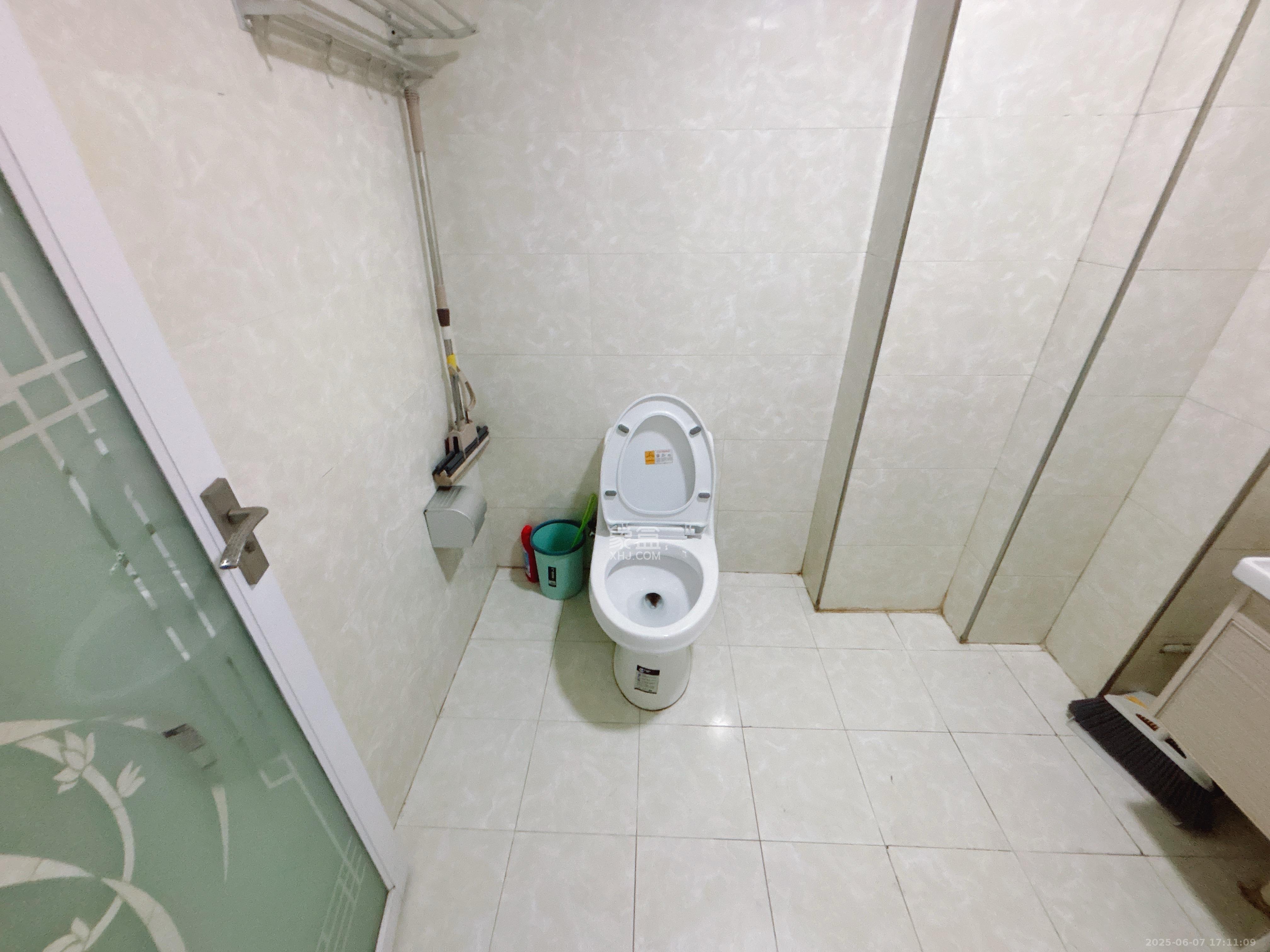 观湖公寓  1室1厅1卫   1400.00元/月室内图