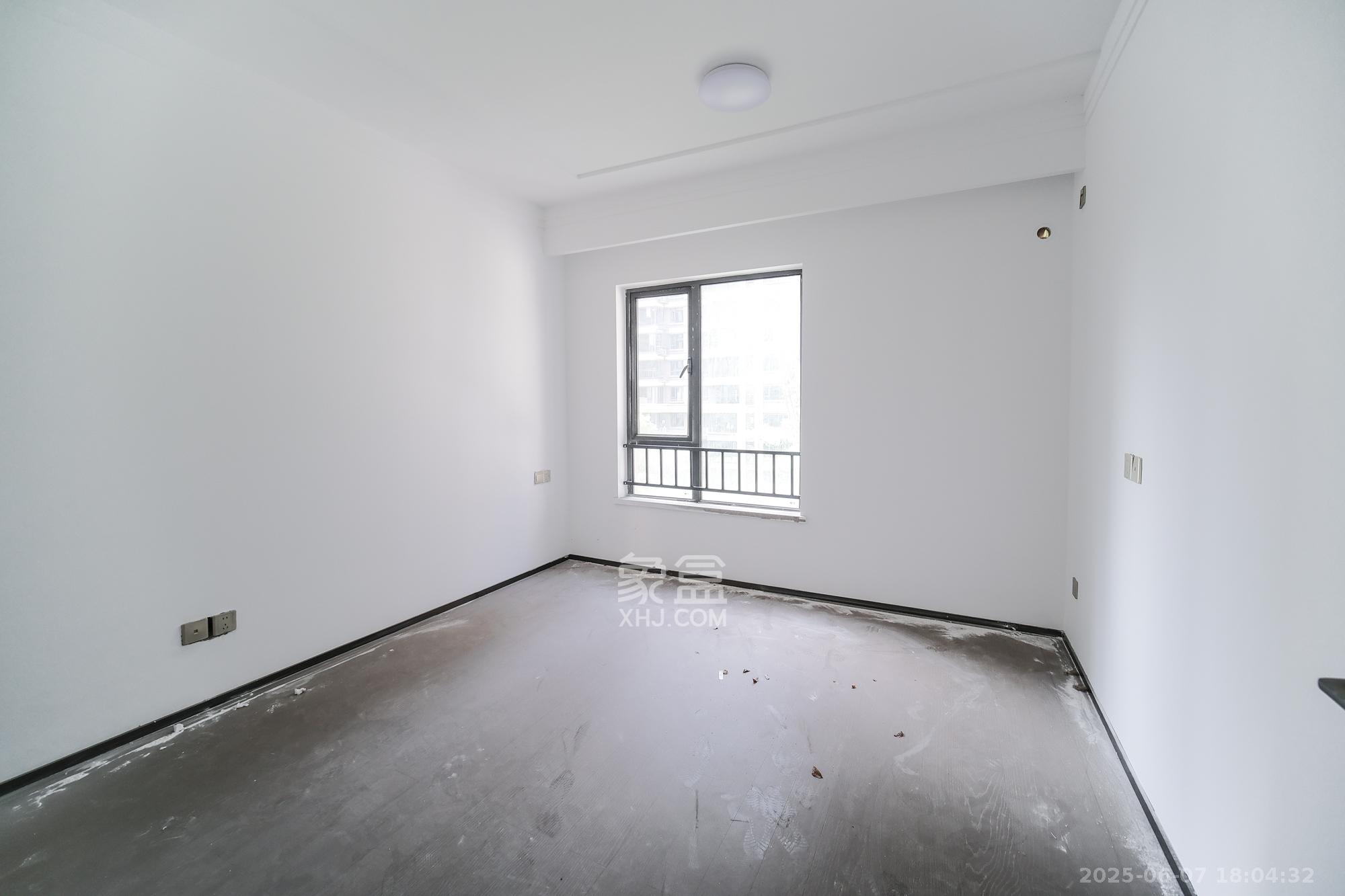 荣盛城  4室2厅2卫    98.8万卧室