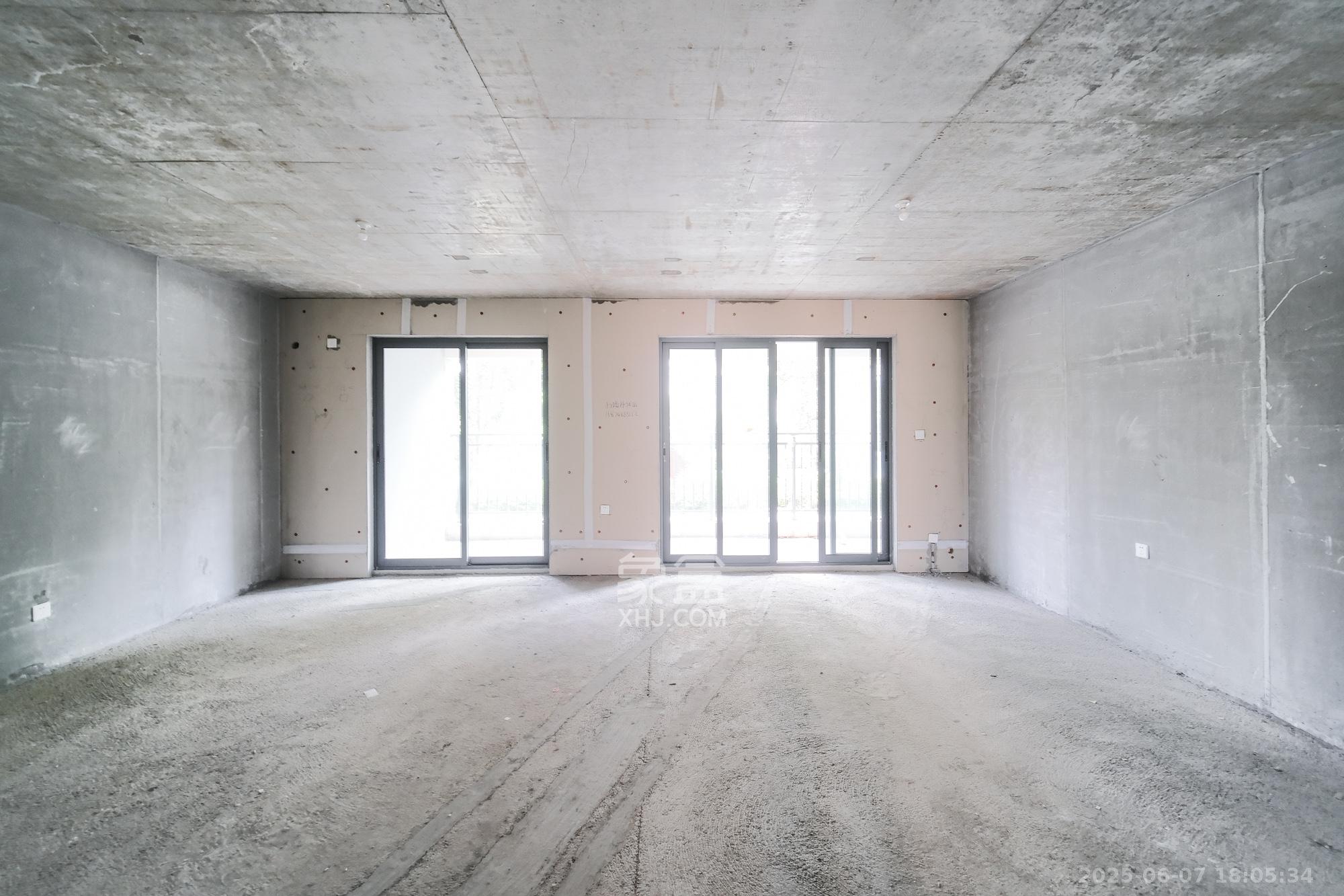 保利金香槟 4室2厅2卫 85.9万 保利金香槟 4室2厅2卫 85.9万客厅