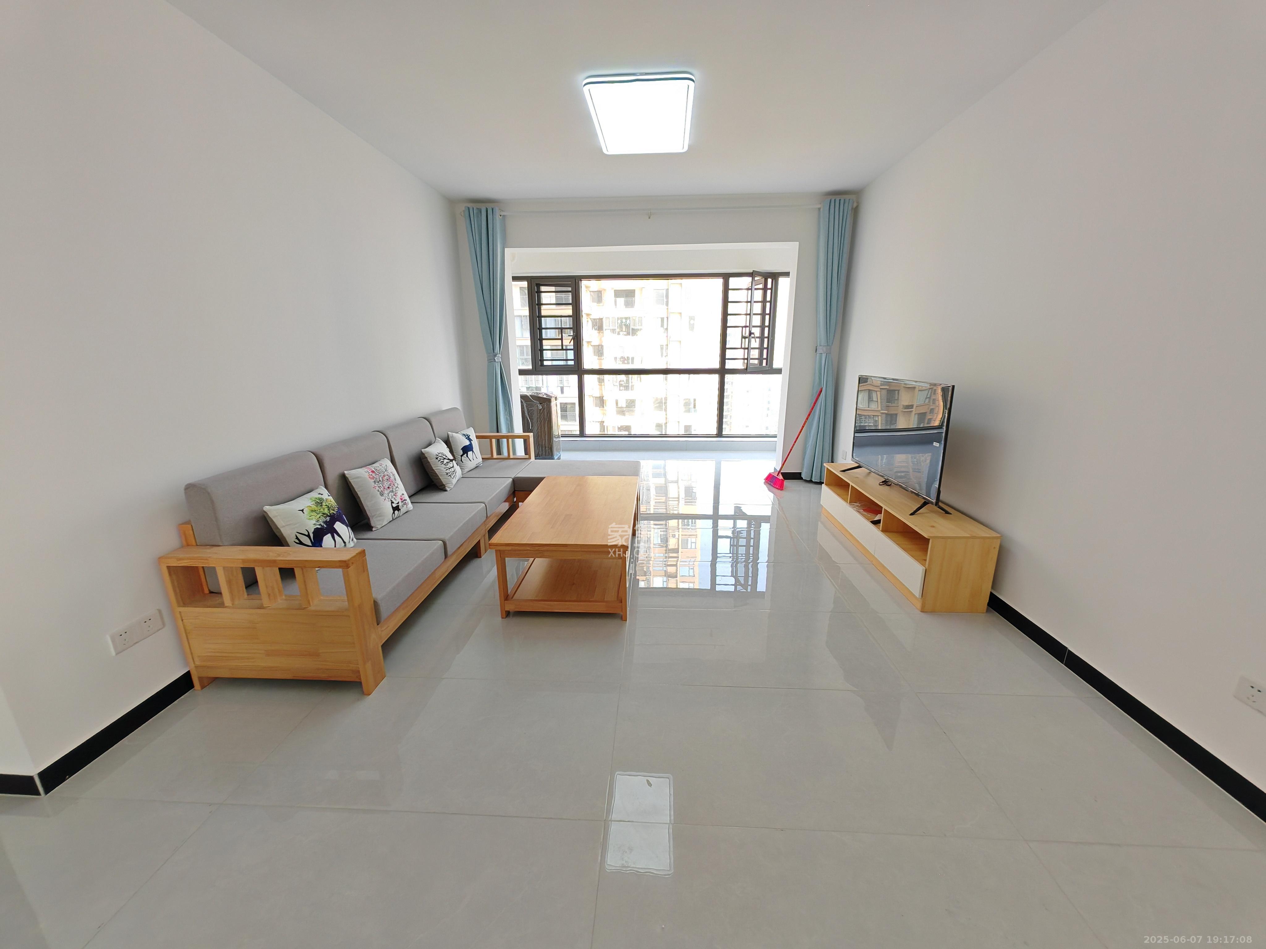 中建嘉和城  3室2厅2卫    2500.0元/月