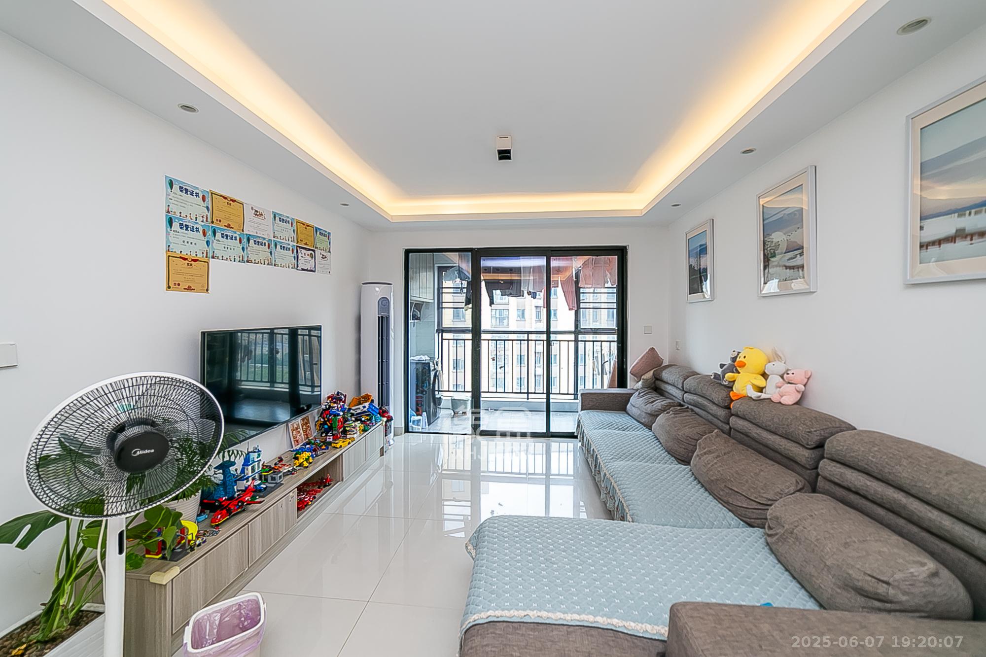 荣盛花语书苑  3室2厅1卫    95.0万 荣盛花语书苑  3室2厅1卫    95.0万客厅