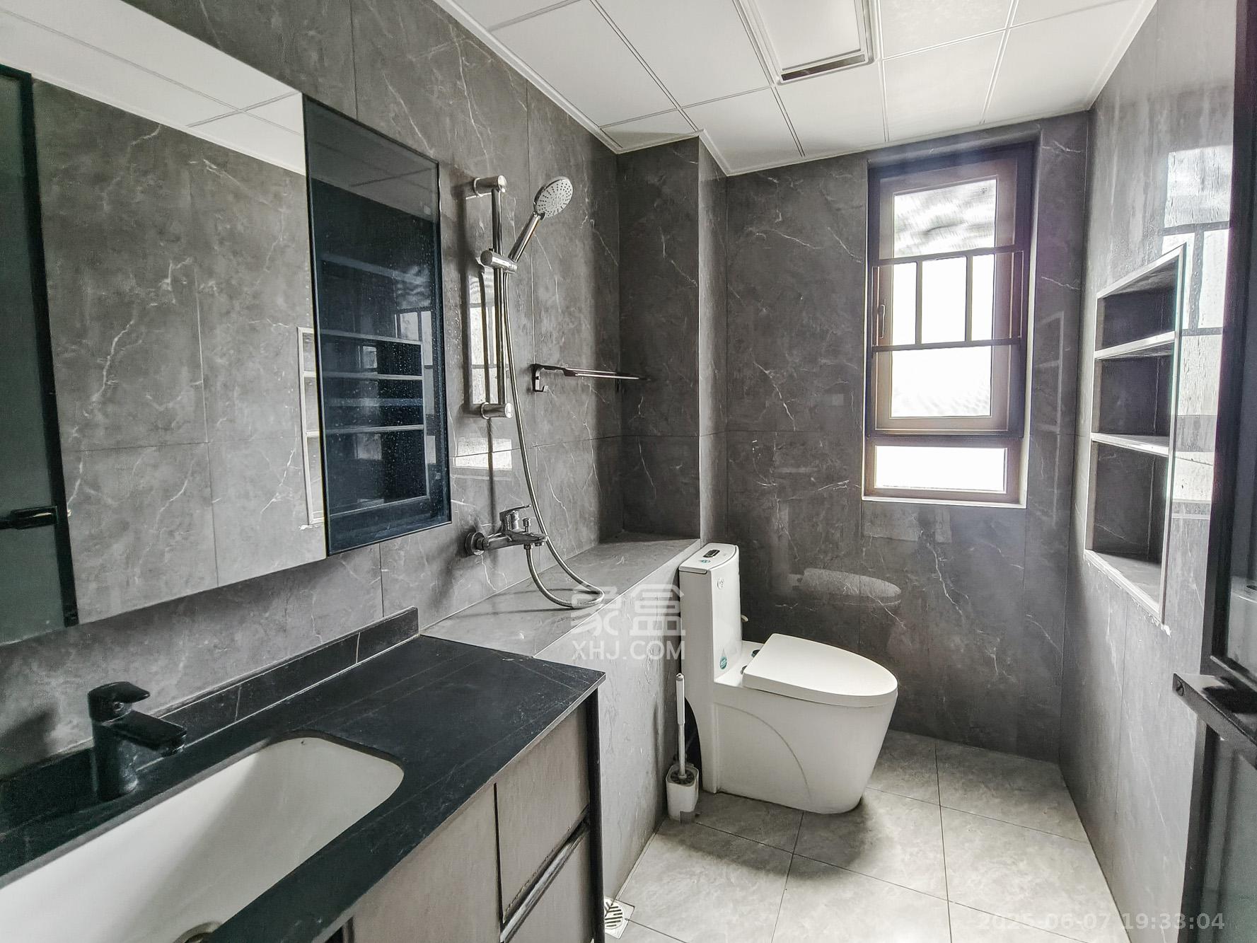 碧桂园翘楚棠  4室2厅2卫    138.0万卫生间