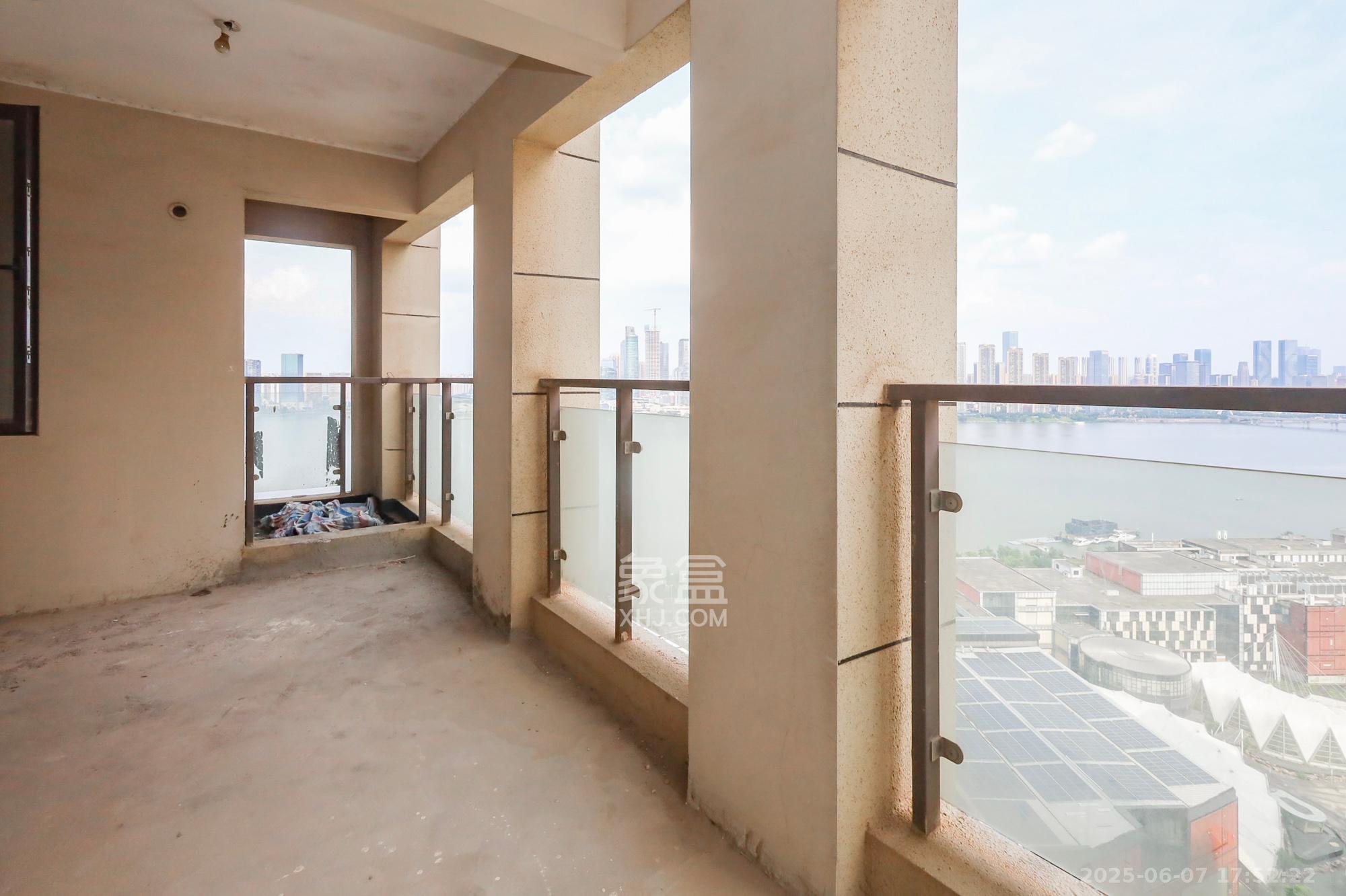 南山雍江汇(滨江国际新城) 3室2厅2卫 198.0万 南山雍江汇(滨江国际新城) 3室2厅2卫 198.0万阳台