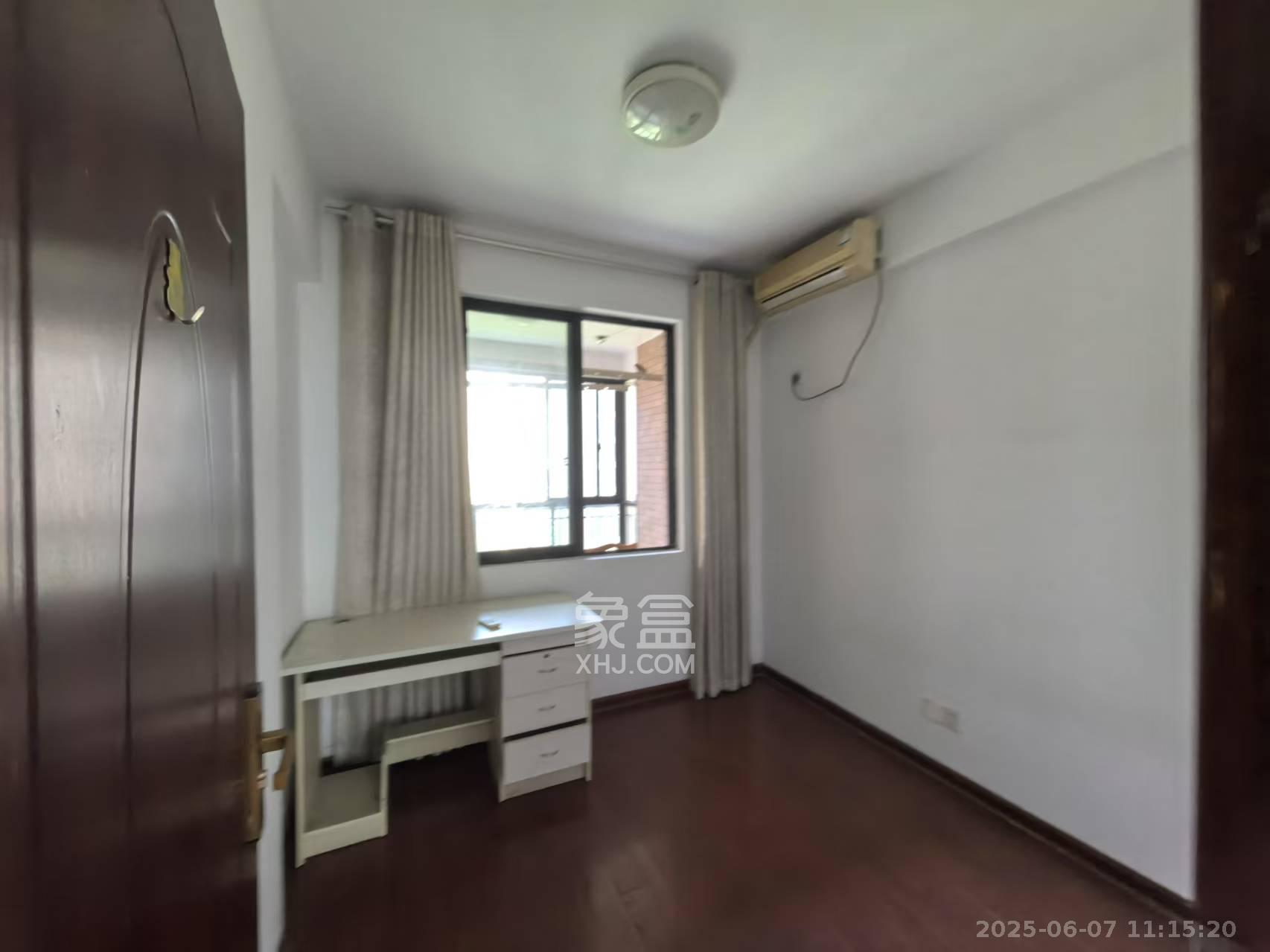 华润凤凰城一期  4室2厅2卫    1800.0元/月 华润凤凰城一期  4室2厅2卫    1800.0元/月室内图