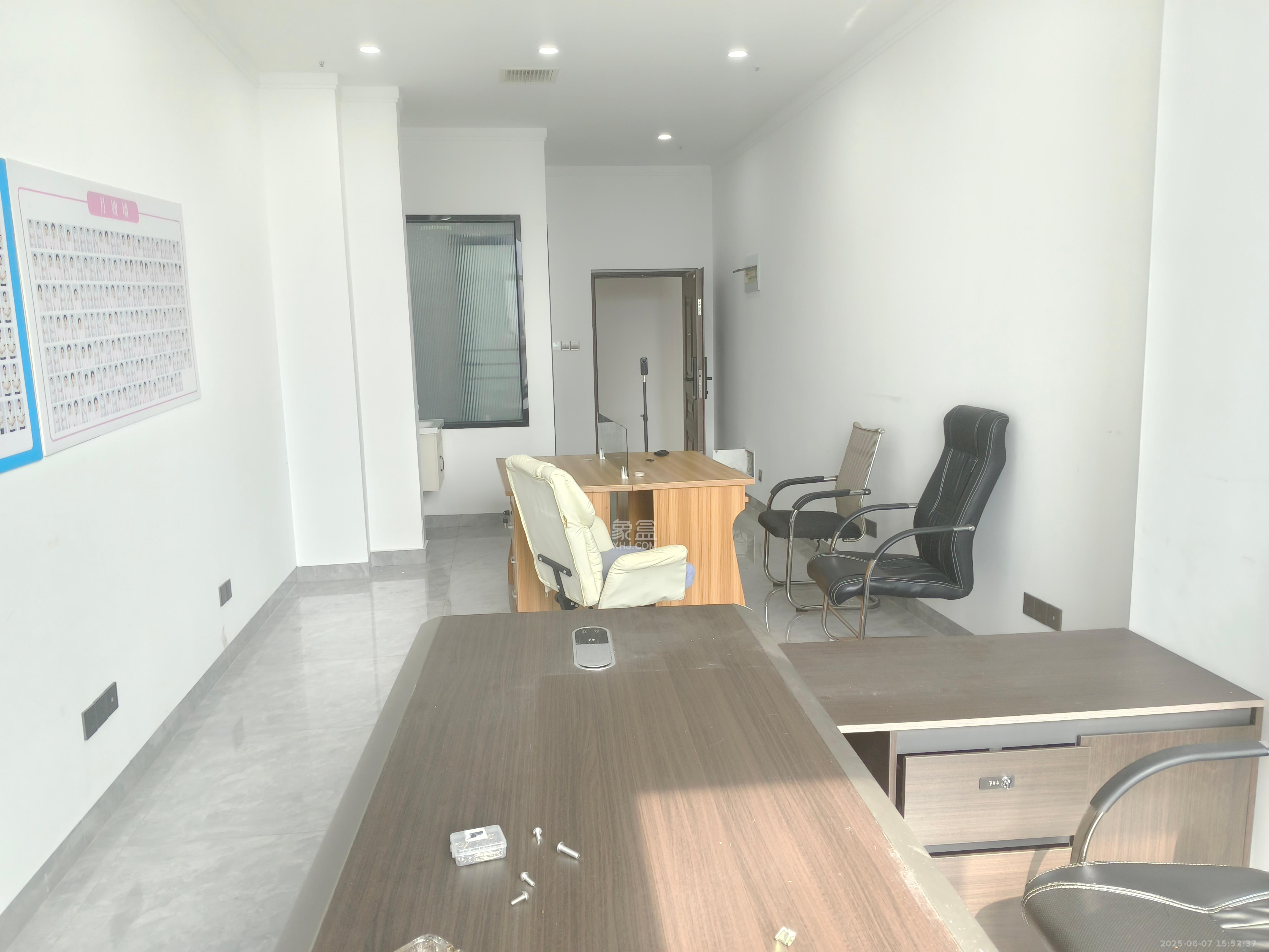 奥克斯滨仕花园(奥克斯洋湖广场/奥克斯中心) 1室0厅1卫 2100.0元/月 奥克斯滨仕花园(奥克斯洋湖广场/奥克斯中心) 1室0厅1卫 2100.0元/月室内图