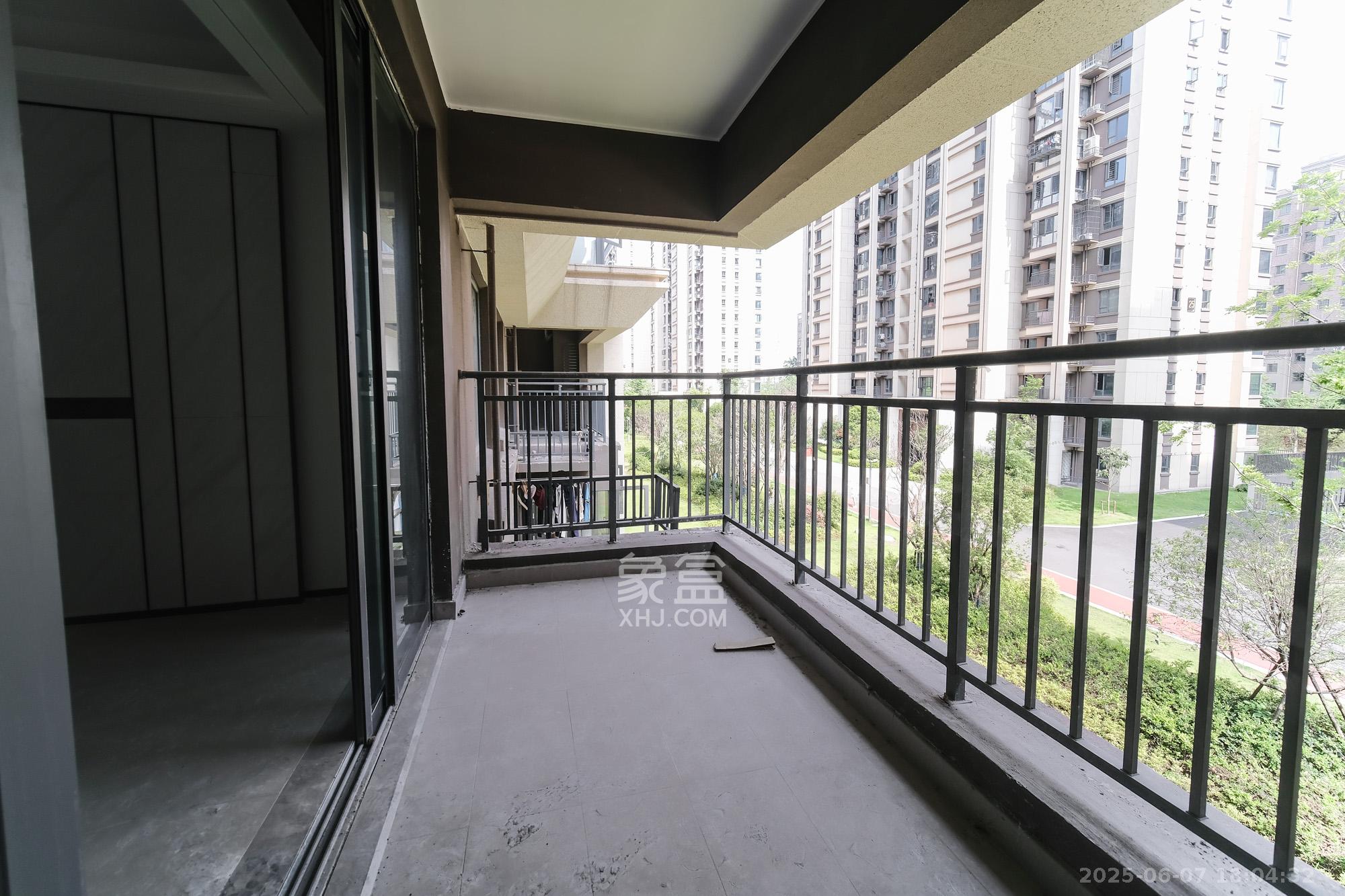 荣盛城  4室2厅2卫    98.8万阳台