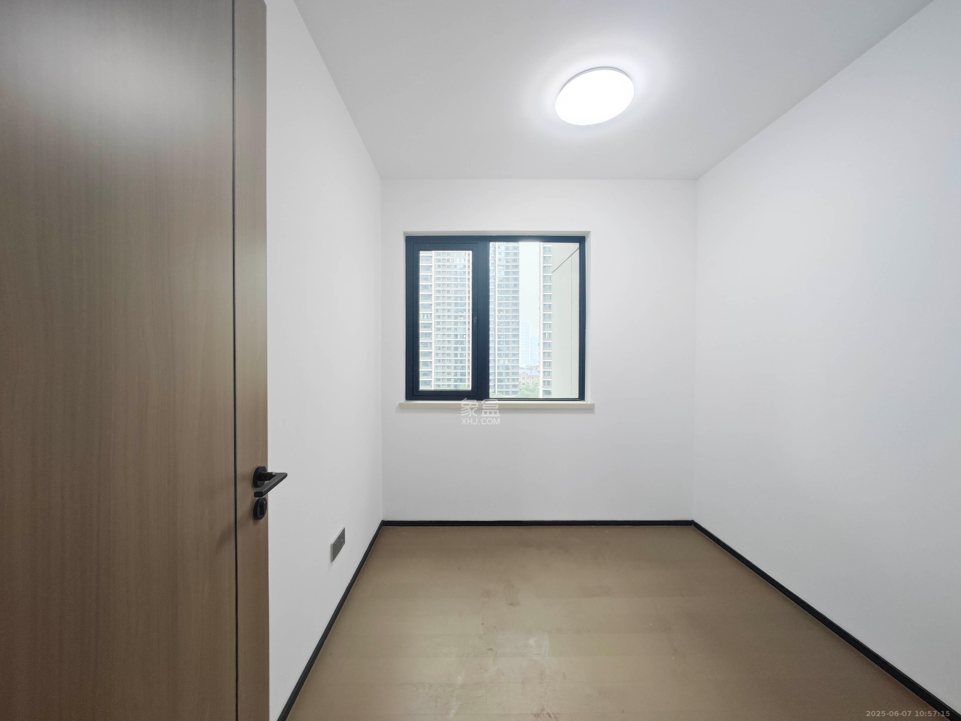 中海星樾府  4室2厅2卫    210.0万卧室