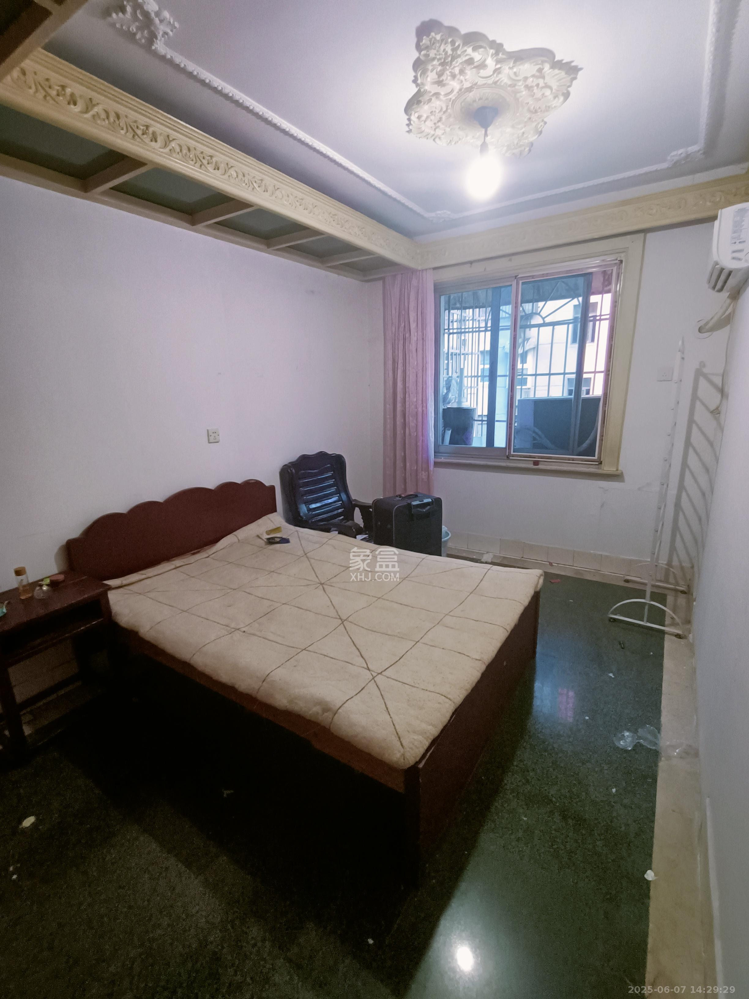 老鸦冲小区 4室1厅1卫 1800.0元/月 老鸦冲小区 4室1厅1卫 1800.0元/月室内图