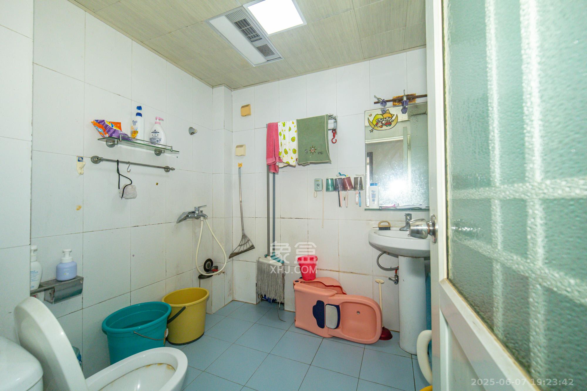 阳光丽景 3室2厅1卫 56.0万 阳光丽景 3室2厅1卫 56.0万卫生间