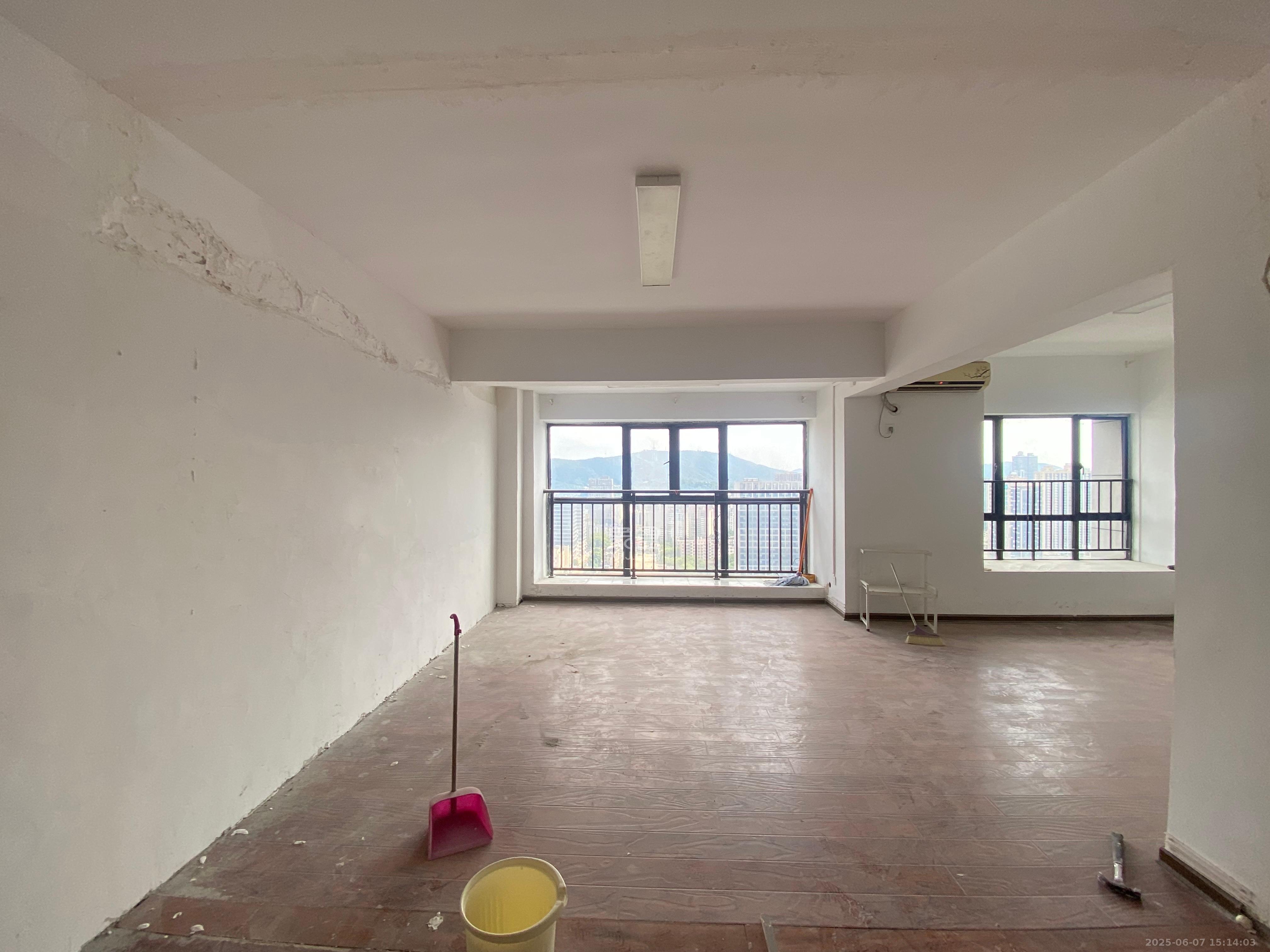 湘腾城市广场 1室0厅0卫 2800.0元/月 湘腾城市广场 1室0厅0卫 2800.0元/月室内图