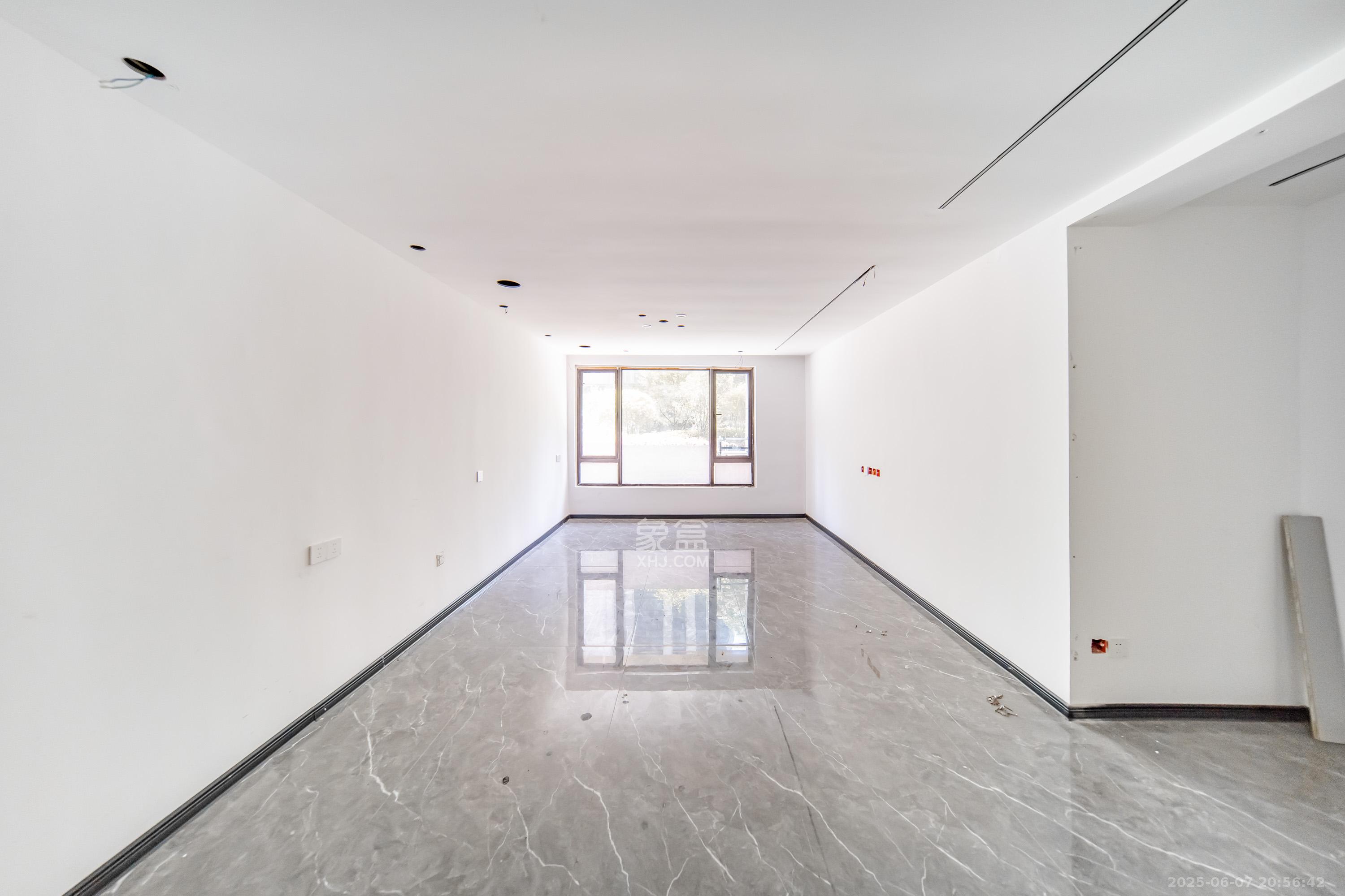 建发央著  5室2厅3卫   248.00万