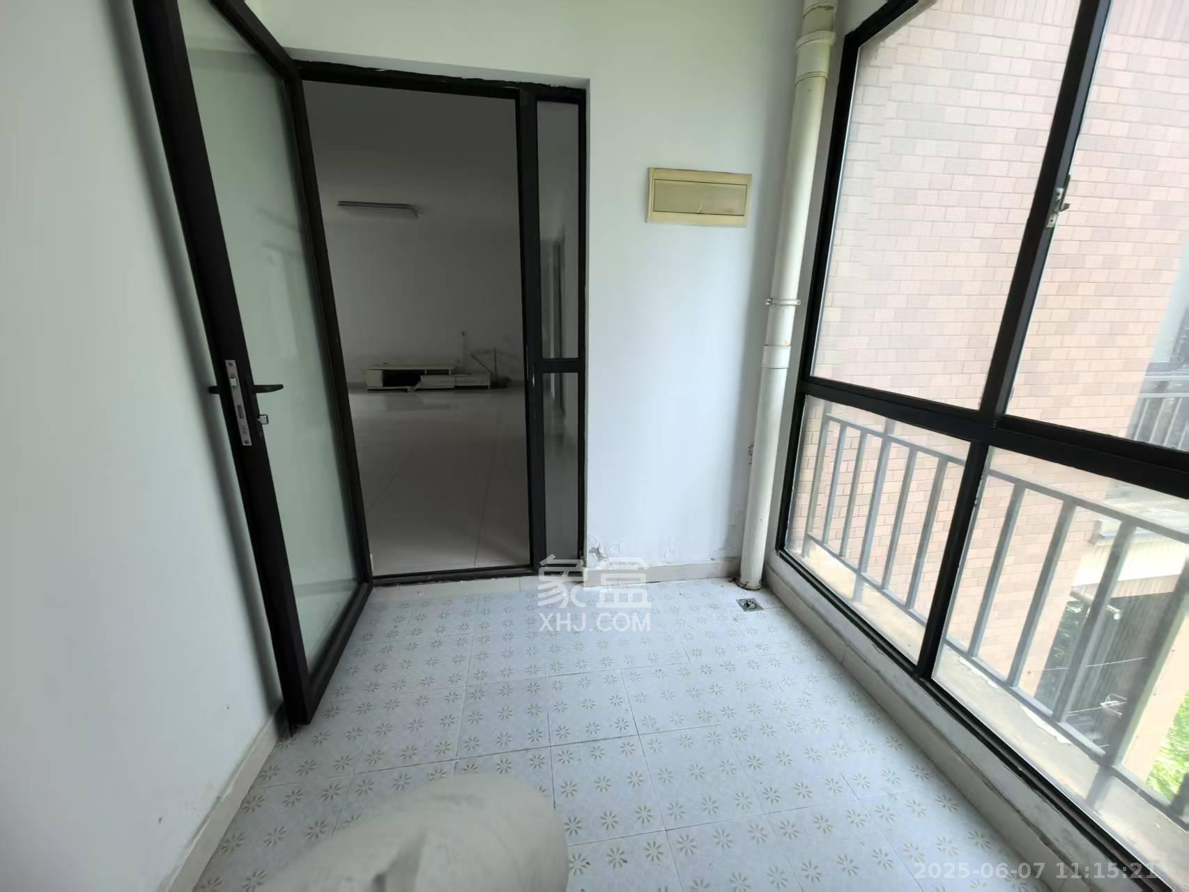 华润凤凰城一期  4室2厅2卫    1800.0元/月 华润凤凰城一期  4室2厅2卫    1800.0元/月室内图