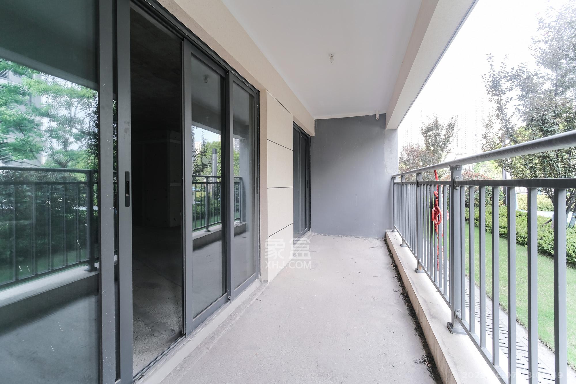 保利金香槟 4室2厅2卫 85.9万 保利金香槟 4室2厅2卫 85.9万阳台